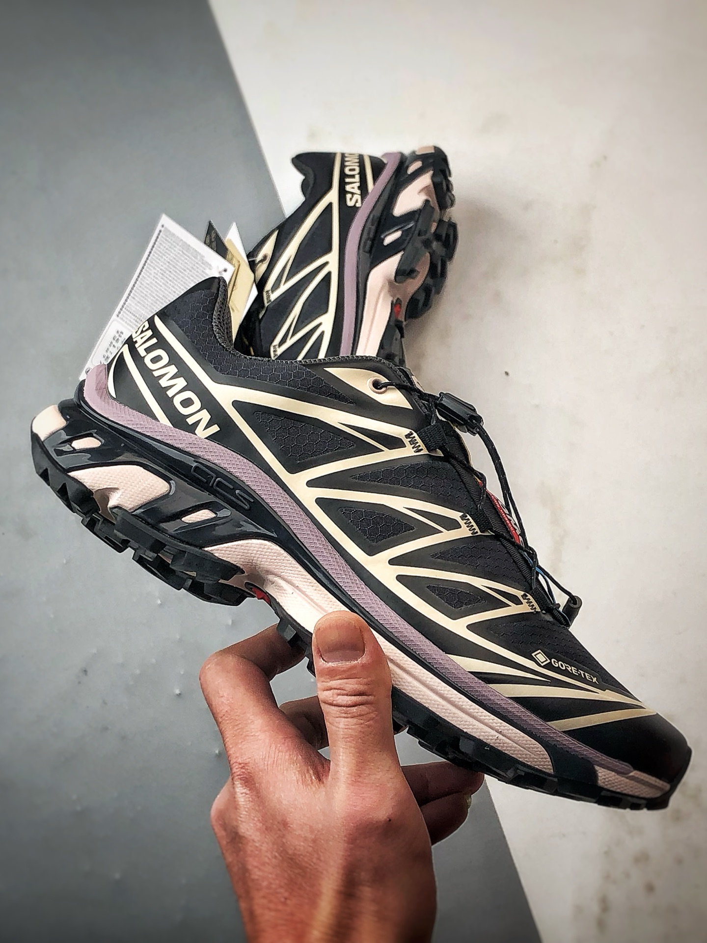 💰370
Salomon XT-6 GTX 黑米色
萨洛蒙机能风户外越野跑鞋 出货实拍
鞋面采用SENSIFIT贴合技术 全方位贴合包裹脚型 鞋跟部鞋底牵引设计 提供强大的抓地性能 更适应野外崎岖不平的道路 其3D ADVANCED CHASSIS底盘 材料轻量大化 钉齿设计更具稳定性、防护性 鞋底易磨损区运用CONTAGRIP高耐磨材料 应对城市硬质路面长距离跑考验
货号：479614
尺码：36 36.5 37 38 38.5 39 40 40.5 41 42 42.5 43 44 44.5 45