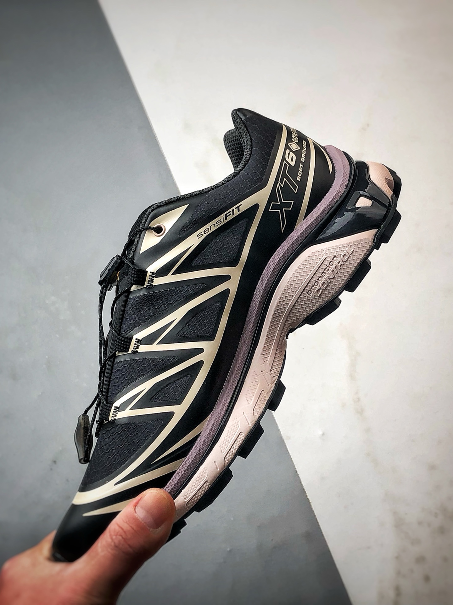 💰370
Salomon XT-6 GTX 黑米色
萨洛蒙机能风户外越野跑鞋 出货实拍
鞋面采用SENSIFIT贴合技术 全方位贴合包裹脚型 鞋跟部鞋底牵引设计 提供强大的抓地性能 更适应野外崎岖不平的道路 其3D ADVANCED CHASSIS底盘 材料轻量大化 钉齿设计更具稳定性、防护性 鞋底易磨损区运用CONTAGRIP高耐磨材料 应对城市硬质路面长距离跑考验
货号：479614
尺码：36 36.5 37 38 38.5 39 40 40.5 41 42 42.5 43 44 44.5 45