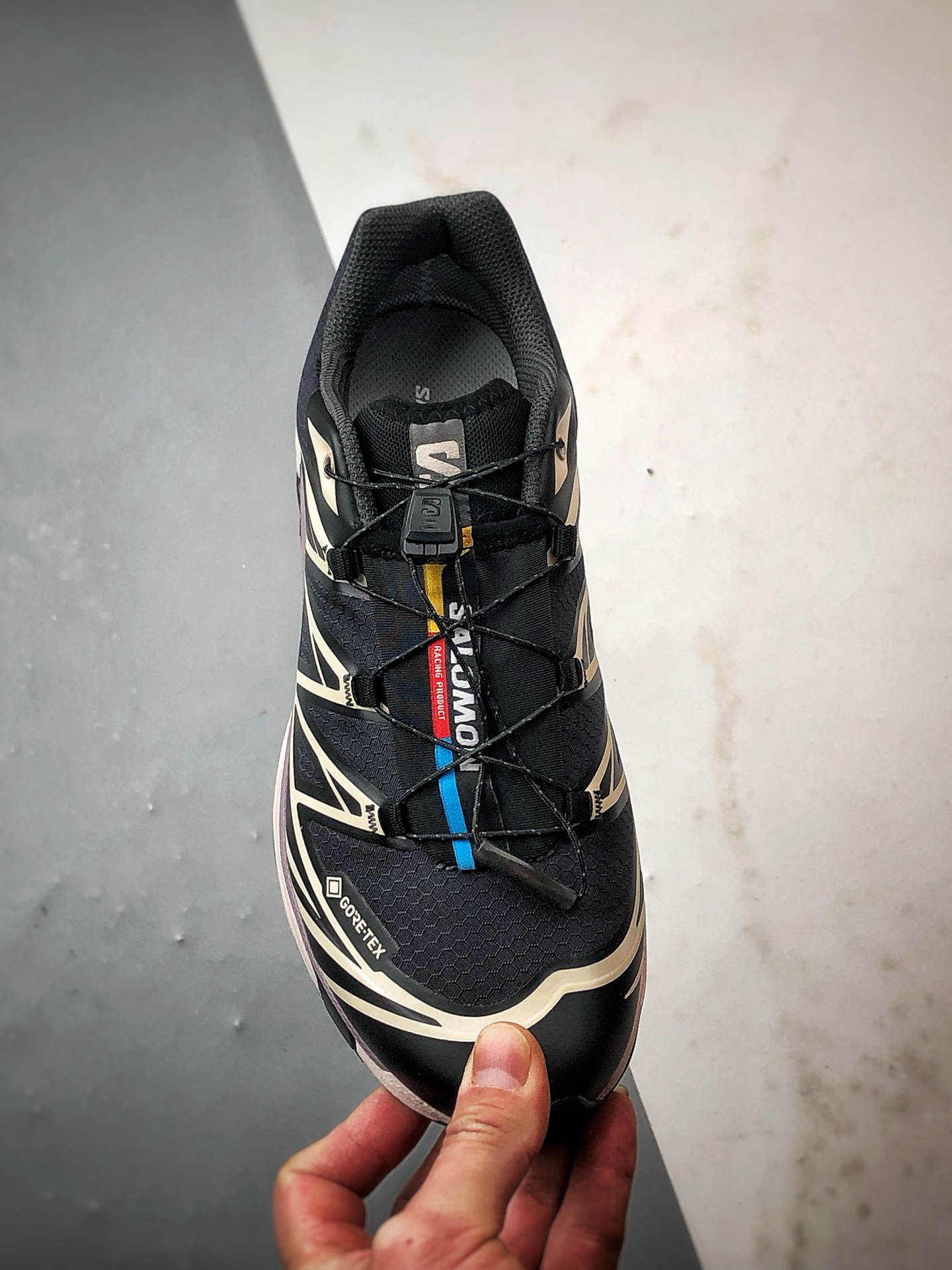 💰370
Salomon XT-6 GTX 黑米色
萨洛蒙机能风户外越野跑鞋 出货实拍
鞋面采用SENSIFIT贴合技术 全方位贴合包裹脚型 鞋跟部鞋底牵引设计 提供强大的抓地性能 更适应野外崎岖不平的道路 其3D ADVANCED CHASSIS底盘 材料轻量大化 钉齿设计更具稳定性、防护性 鞋底易磨损区运用CONTAGRIP高耐磨材料 应对城市硬质路面长距离跑考验
货号：479614
尺码：36 36.5 37 38 38.5 39 40 40.5 41 42 42.5 43 44 44.5 45