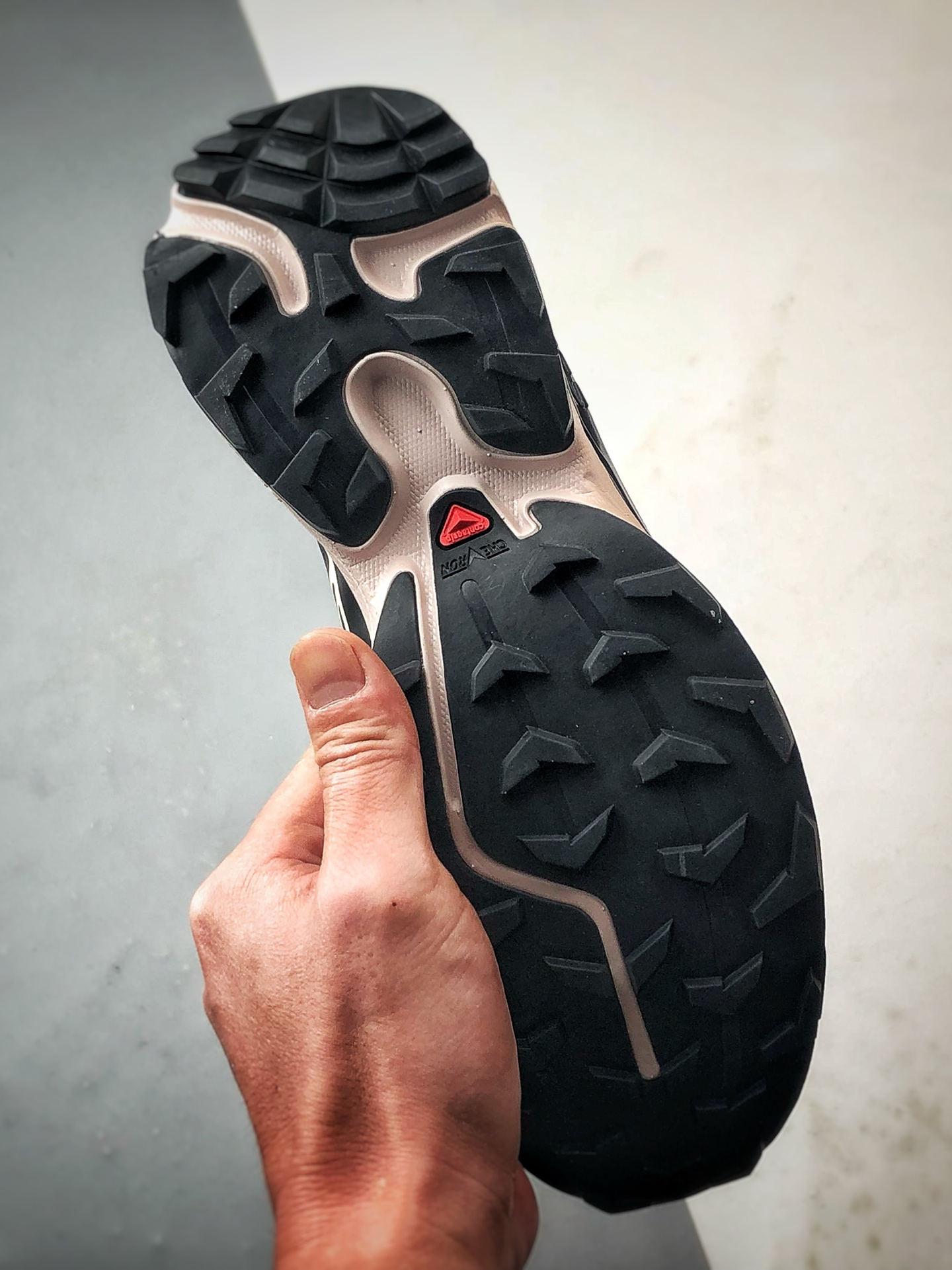 💰370
Salomon XT-6 GTX 黑米色
萨洛蒙机能风户外越野跑鞋 出货实拍
鞋面采用SENSIFIT贴合技术 全方位贴合包裹脚型 鞋跟部鞋底牵引设计 提供强大的抓地性能 更适应野外崎岖不平的道路 其3D ADVANCED CHASSIS底盘 材料轻量大化 钉齿设计更具稳定性、防护性 鞋底易磨损区运用CONTAGRIP高耐磨材料 应对城市硬质路面长距离跑考验
货号：479614
尺码：36 36.5 37 38 38.5 39 40 40.5 41 42 42.5 43 44 44.5 45