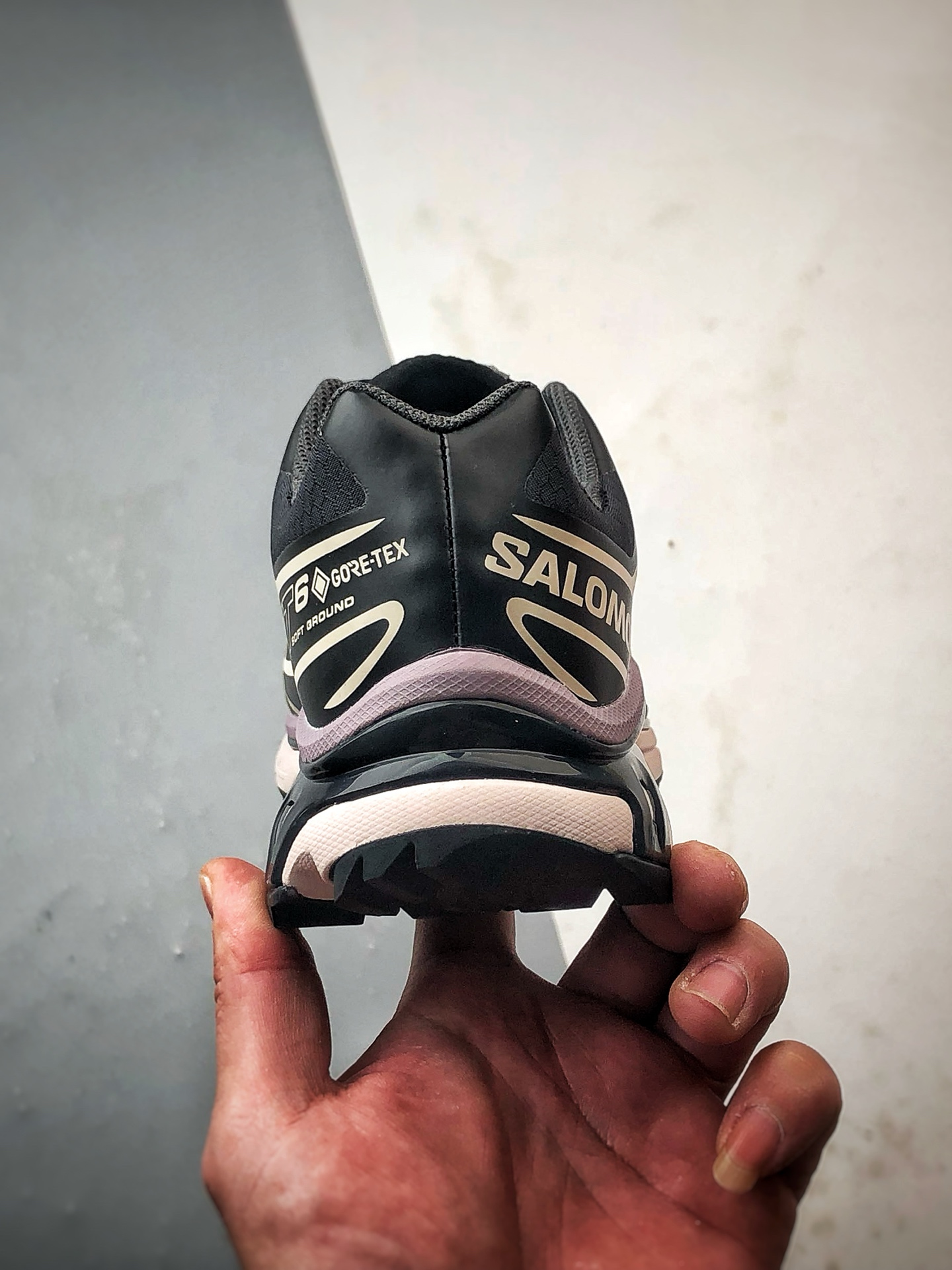 💰370
Salomon XT-6 GTX 黑米色
萨洛蒙机能风户外越野跑鞋 出货实拍
鞋面采用SENSIFIT贴合技术 全方位贴合包裹脚型 鞋跟部鞋底牵引设计 提供强大的抓地性能 更适应野外崎岖不平的道路 其3D ADVANCED CHASSIS底盘 材料轻量大化 钉齿设计更具稳定性、防护性 鞋底易磨损区运用CONTAGRIP高耐磨材料 应对城市硬质路面长距离跑考验
货号：479614
尺码：36 36.5 37 38 38.5 39 40 40.5 41 42 42.5 43 44 44.5 45