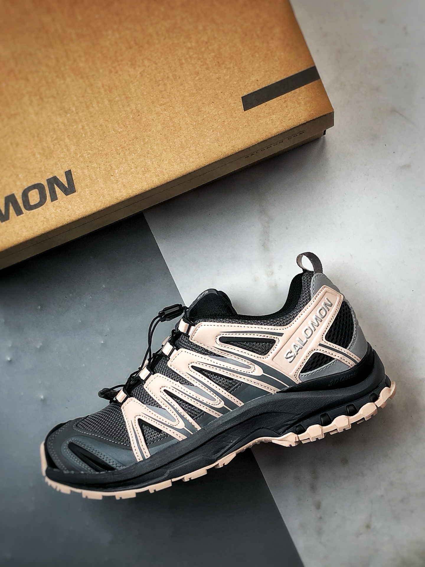 💰298
Salomon XT-Quest 黑灰粉
萨洛蒙复古机能徒步越野跑鞋
鞋面采用透气网布与耐磨TPU框架。注入式EVA中底，提供良好的舒适性和能量回馈。萨洛蒙核心科技Contagrip&reg;大底，卓越湿地止滑和全地形抓地力。QUICKLACE&trade;快速系带系统，一拉一锁，瞬间贴合。
货号：491841
尺码：36 36.5 37 38 38.5 39 40 40.5 41 42 42.5 43 44 44.5 45
