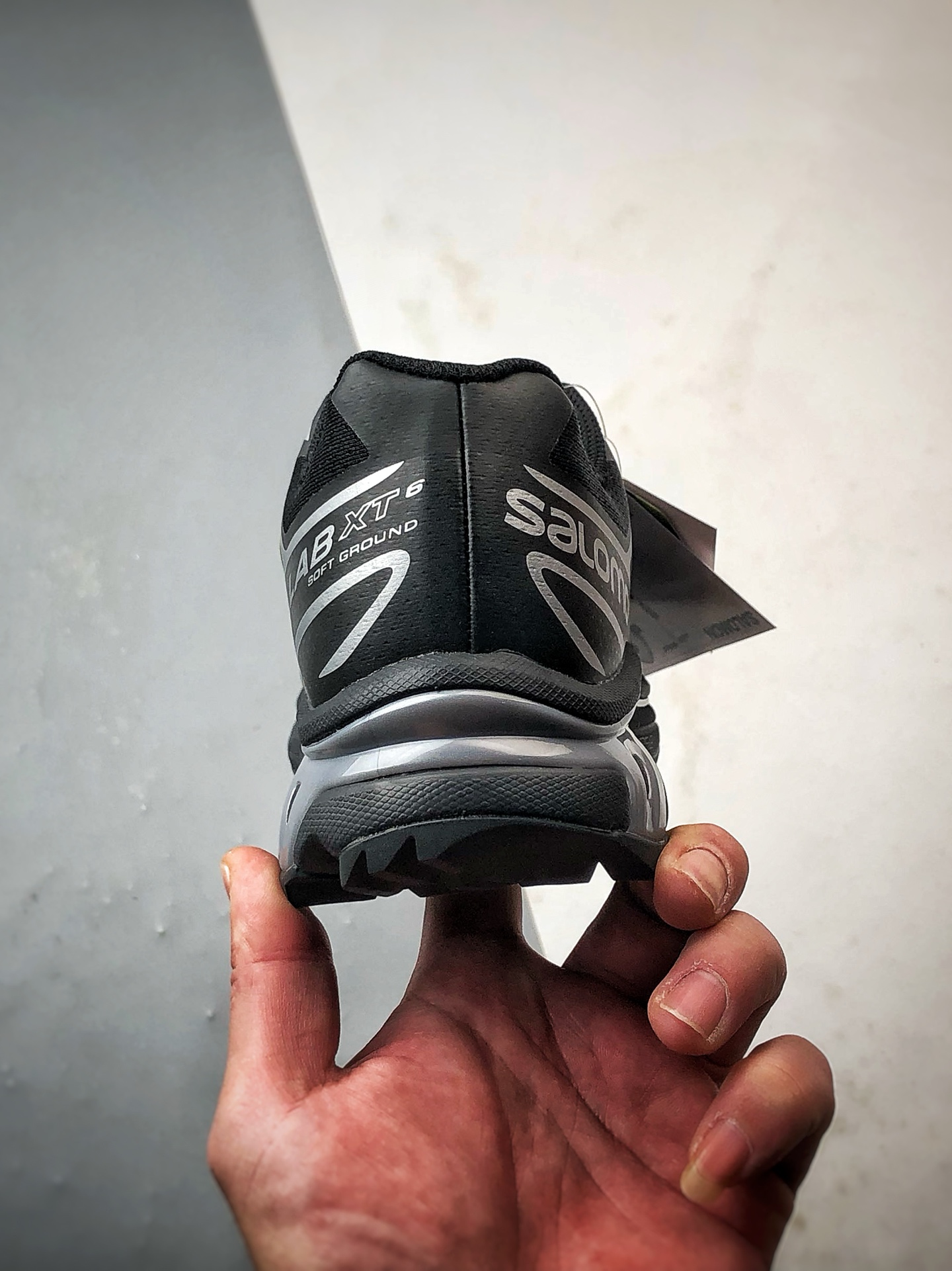 💰298
Salomon XT-6 GTX 黑银
萨洛蒙机能风户外越野跑鞋
鞋面采用SENSIFIT贴合技术 全方位贴合包裹脚型 鞋跟部鞋底牵引设计 提供强大的抓地性能 更适应野外崎岖不平的道路 其3D ADVANCED CHASSIS底盘 材料轻量大化 钉齿设计更具稳定性、防护性 鞋底易磨损区运用CONTAGRIP高耐磨材料 应对城市硬质路面长距离跑考验
货号：474506
尺码：36 36.5 37 38 38.5 39 40 40.5 41 42 42.5 43 44 44.5 45