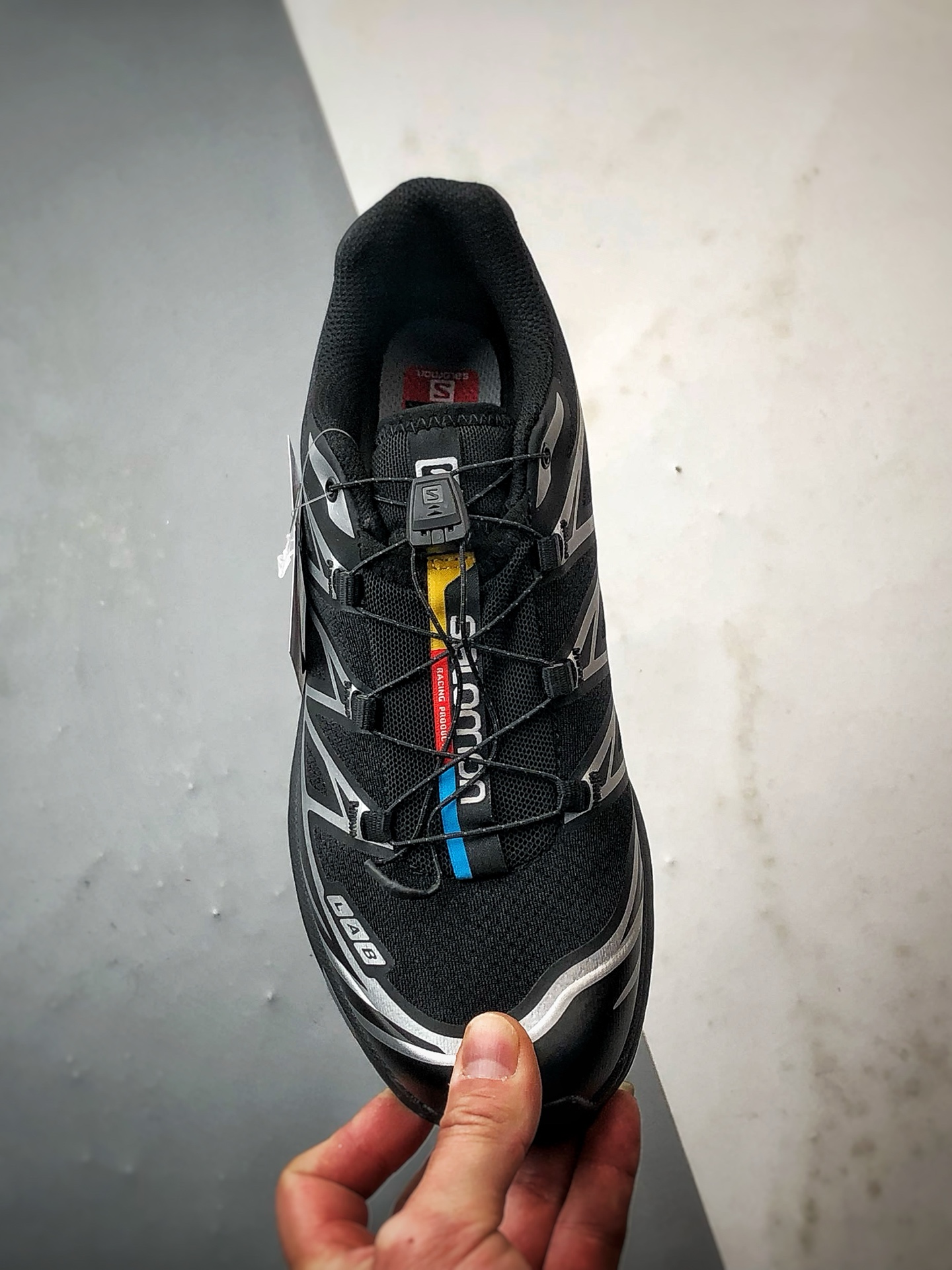 💰298
Salomon XT-6 GTX 黑银
萨洛蒙机能风户外越野跑鞋
鞋面采用SENSIFIT贴合技术 全方位贴合包裹脚型 鞋跟部鞋底牵引设计 提供强大的抓地性能 更适应野外崎岖不平的道路 其3D ADVANCED CHASSIS底盘 材料轻量大化 钉齿设计更具稳定性、防护性 鞋底易磨损区运用CONTAGRIP高耐磨材料 应对城市硬质路面长距离跑考验
货号：474506
尺码：36 36.5 37 38 38.5 39 40 40.5 41 42 42.5 43 44 44.5 45