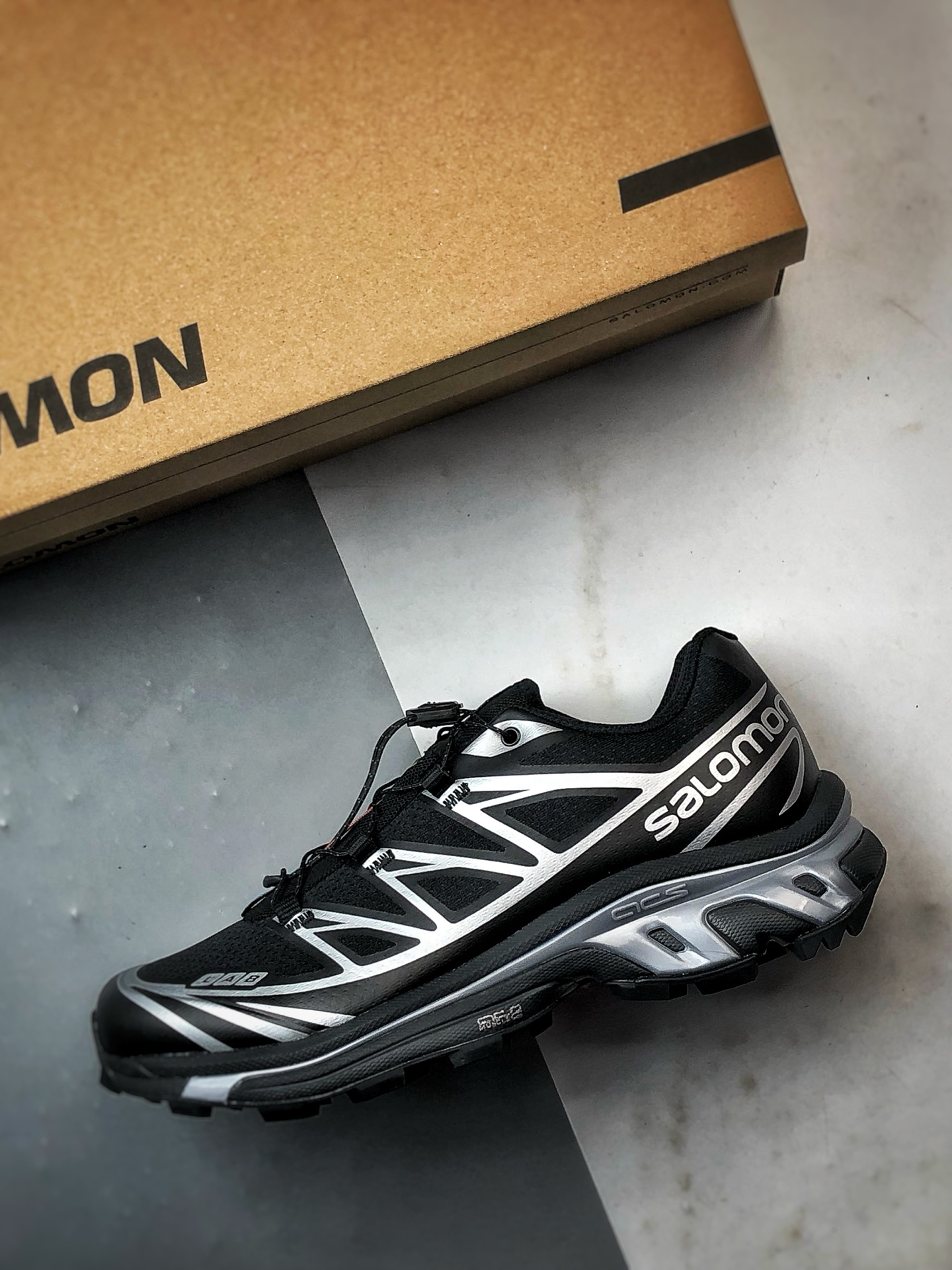 💰298
Salomon XT-6 GTX 黑银
萨洛蒙机能风户外越野跑鞋
鞋面采用SENSIFIT贴合技术 全方位贴合包裹脚型 鞋跟部鞋底牵引设计 提供强大的抓地性能 更适应野外崎岖不平的道路 其3D ADVANCED CHASSIS底盘 材料轻量大化 钉齿设计更具稳定性、防护性 鞋底易磨损区运用CONTAGRIP高耐磨材料 应对城市硬质路面长距离跑考验
货号：474506
尺码：36 36.5 37 38 38.5 39 40 40.5 41 42 42.5 43 44 44.5 45