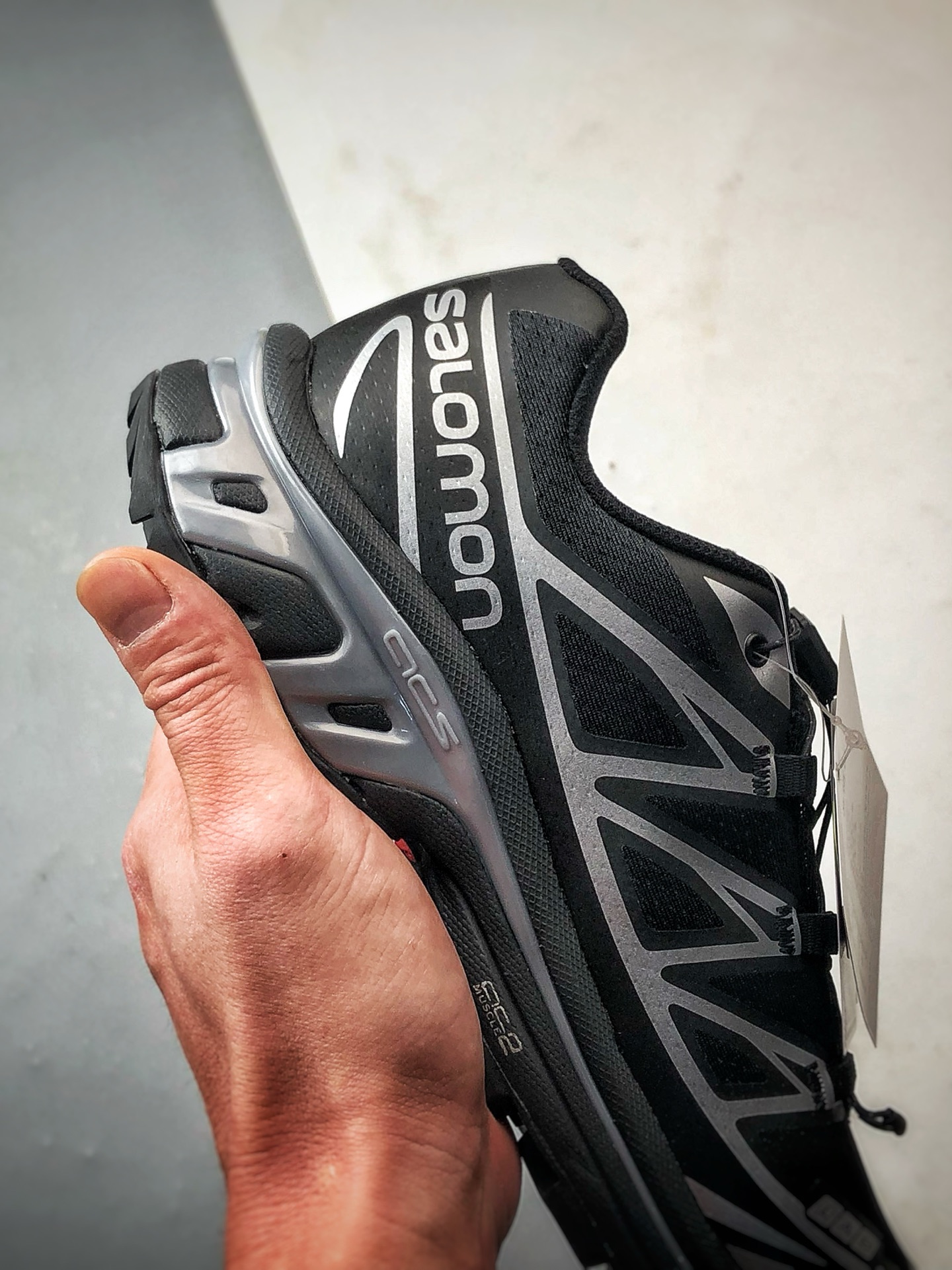 💰298
Salomon XT-6 GTX 黑银
萨洛蒙机能风户外越野跑鞋
鞋面采用SENSIFIT贴合技术 全方位贴合包裹脚型 鞋跟部鞋底牵引设计 提供强大的抓地性能 更适应野外崎岖不平的道路 其3D ADVANCED CHASSIS底盘 材料轻量大化 钉齿设计更具稳定性、防护性 鞋底易磨损区运用CONTAGRIP高耐磨材料 应对城市硬质路面长距离跑考验
货号：474506
尺码：36 36.5 37 38 38.5 39 40 40.5 41 42 42.5 43 44 44.5 45