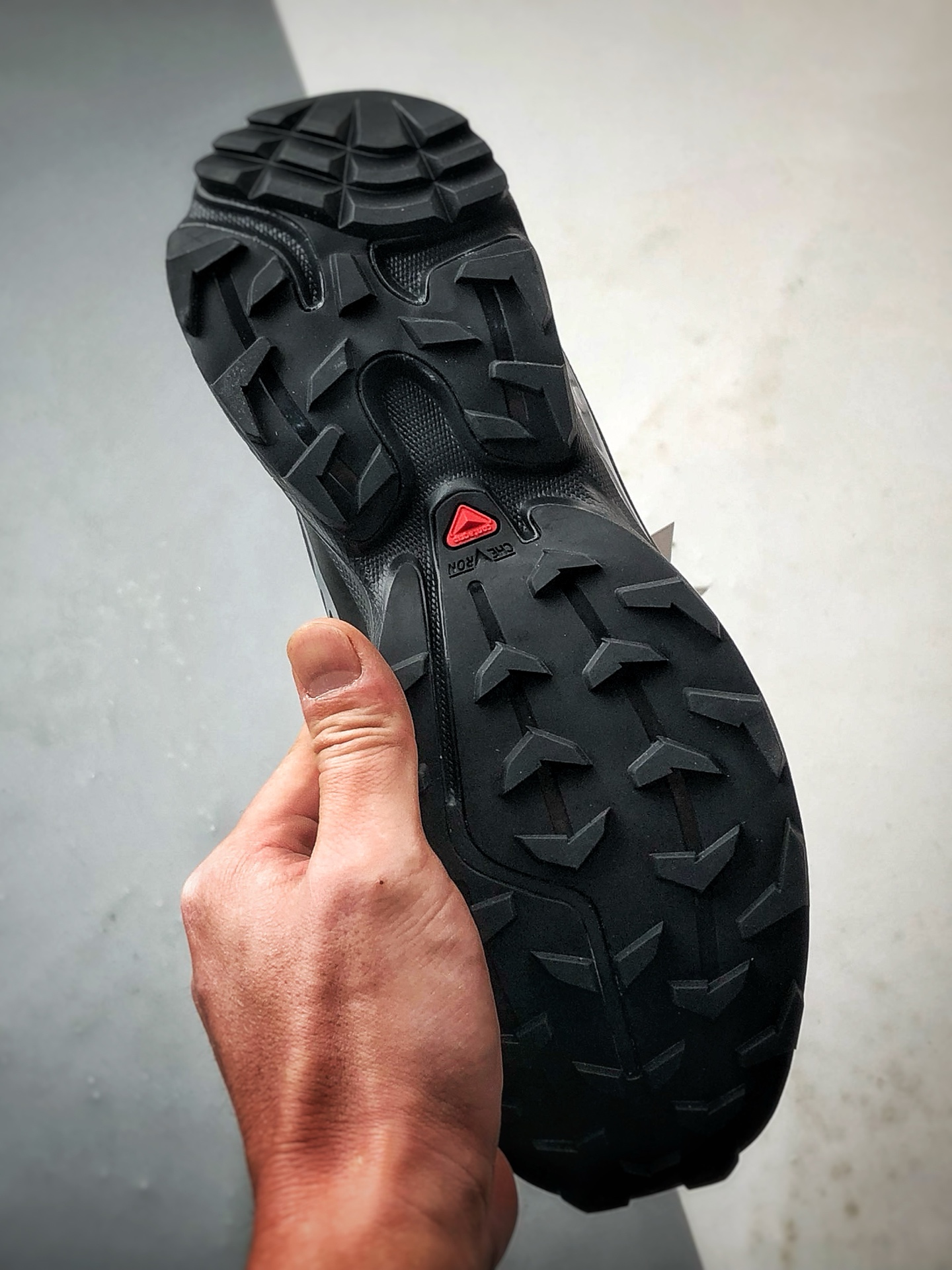 💰298
Salomon XT-6 GTX 黑银
萨洛蒙机能风户外越野跑鞋
鞋面采用SENSIFIT贴合技术 全方位贴合包裹脚型 鞋跟部鞋底牵引设计 提供强大的抓地性能 更适应野外崎岖不平的道路 其3D ADVANCED CHASSIS底盘 材料轻量大化 钉齿设计更具稳定性、防护性 鞋底易磨损区运用CONTAGRIP高耐磨材料 应对城市硬质路面长距离跑考验
货号：474506
尺码：36 36.5 37 38 38.5 39 40 40.5 41 42 42.5 43 44 44.5 45