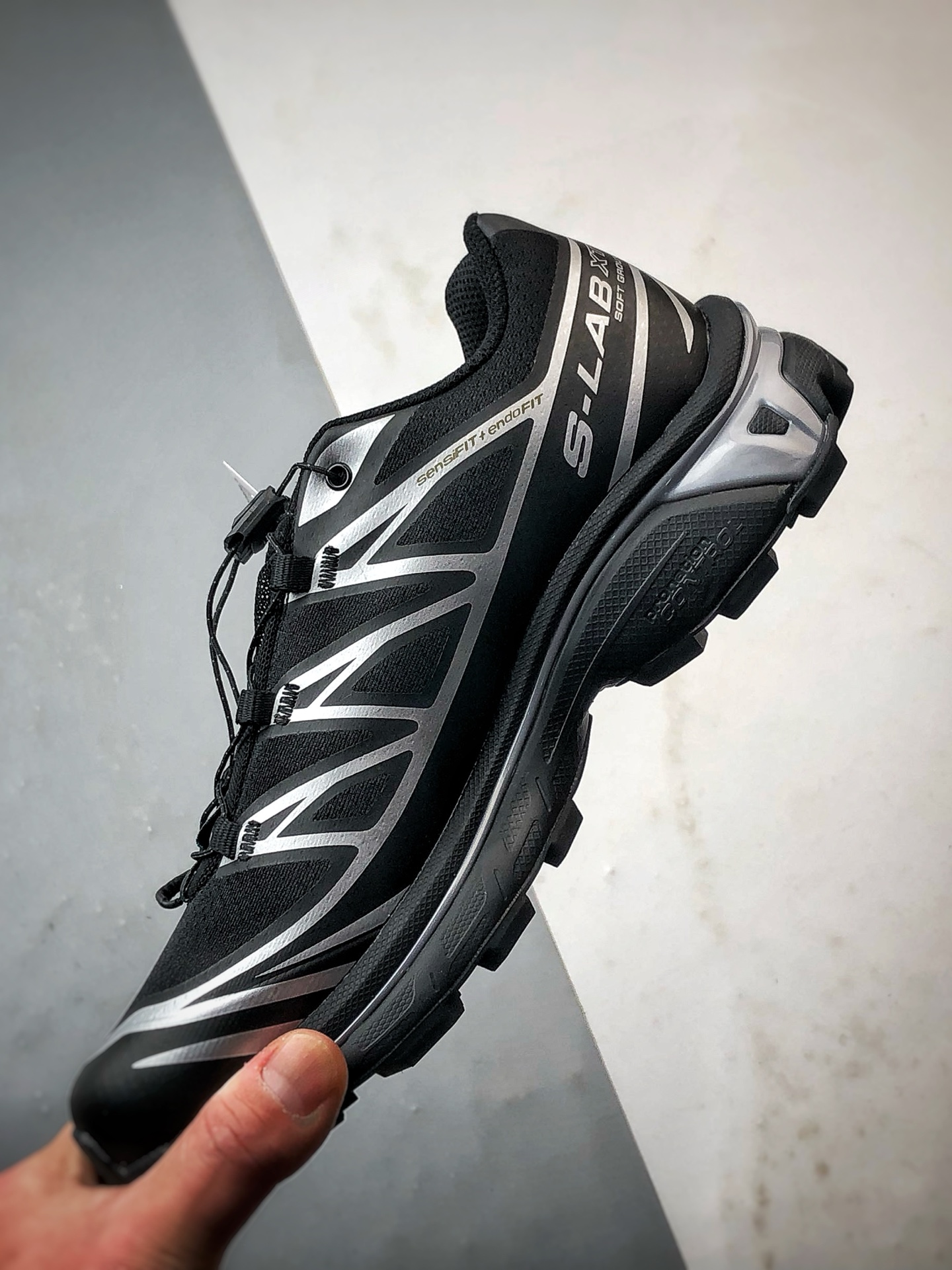 💰298
Salomon XT-6 GTX 黑银
萨洛蒙机能风户外越野跑鞋
鞋面采用SENSIFIT贴合技术 全方位贴合包裹脚型 鞋跟部鞋底牵引设计 提供强大的抓地性能 更适应野外崎岖不平的道路 其3D ADVANCED CHASSIS底盘 材料轻量大化 钉齿设计更具稳定性、防护性 鞋底易磨损区运用CONTAGRIP高耐磨材料 应对城市硬质路面长距离跑考验
货号：474506
尺码：36 36.5 37 38 38.5 39 40 40.5 41 42 42.5 43 44 44.5 45