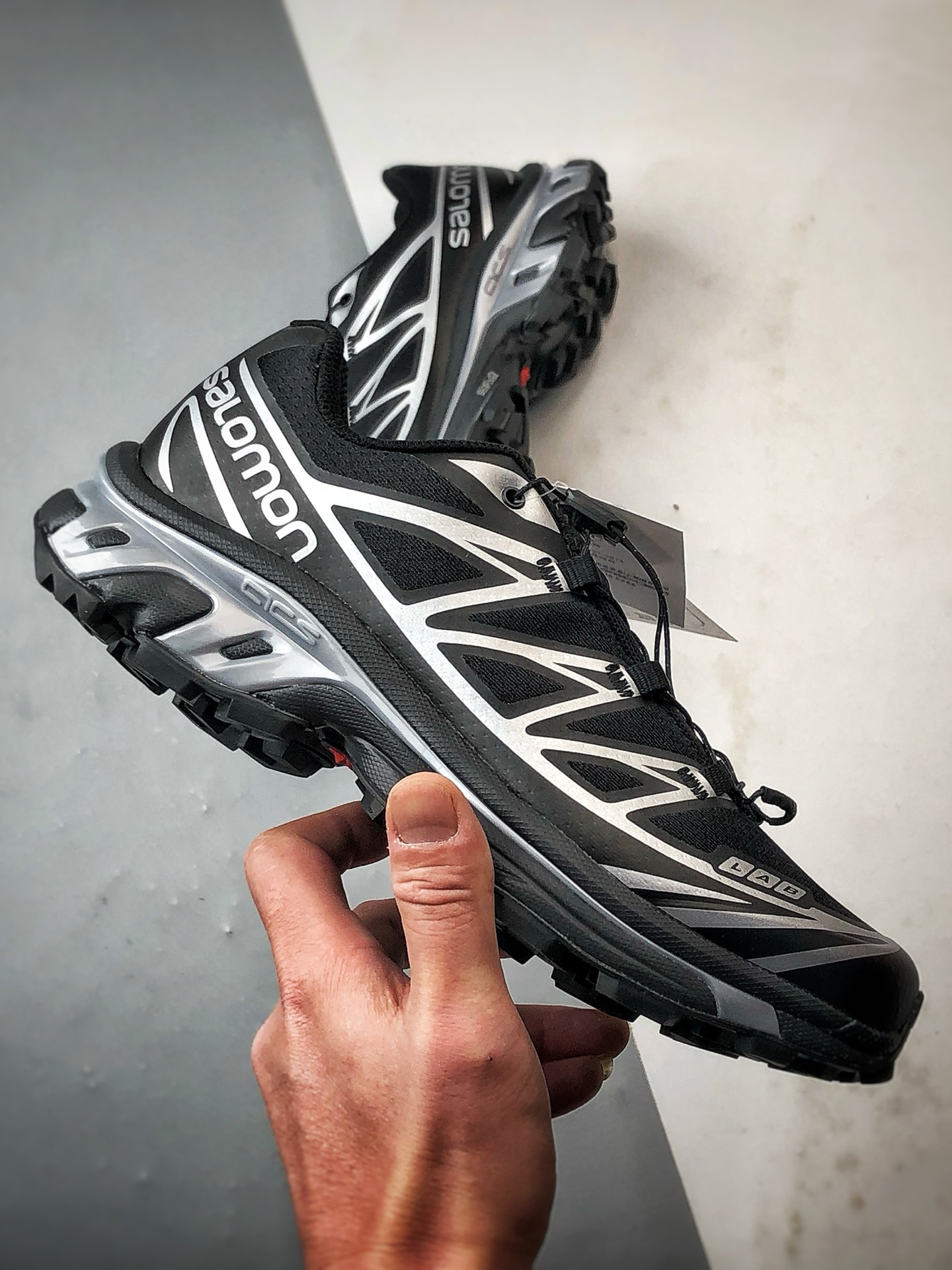 💰298
Salomon XT-6 GTX 黑银
萨洛蒙机能风户外越野跑鞋
鞋面采用SENSIFIT贴合技术 全方位贴合包裹脚型 鞋跟部鞋底牵引设计 提供强大的抓地性能 更适应野外崎岖不平的道路 其3D ADVANCED CHASSIS底盘 材料轻量大化 钉齿设计更具稳定性、防护性 鞋底易磨损区运用CONTAGRIP高耐磨材料 应对城市硬质路面长距离跑考验
货号：474506
尺码：36 36.5 37 38 38.5 39 40 40.5 41 42 42.5 43 44 44.5 45