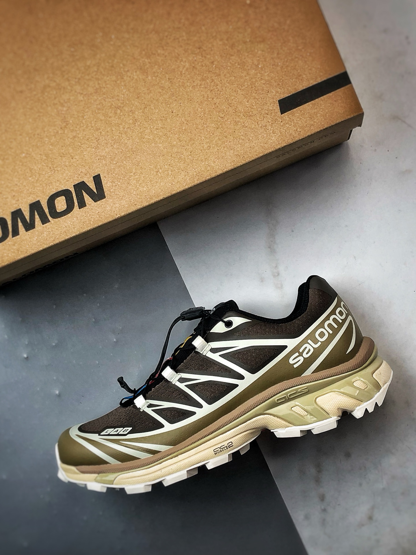 💰298
Salomon XT-6 Advanced 棕色
萨洛蒙机能风户外越野跑鞋
鞋面采用SENSIFIT贴合技术 全方位贴合包裹脚型 鞋跟部鞋底牵引设计 提供强大的抓地性能 更适应野外崎岖不平的道路 其3D ADVANCED CHASSIS底盘 材料轻量大化 钉齿设计更具稳定性、防护性 鞋底易磨损区运用CONTAGRIP高耐磨材料 应对城市硬质路面长距离跑考验
货号：473058
尺码：36 36.5 37 38 38.5 39 40 40.5 41 42 42.5 43 44 44.5 45