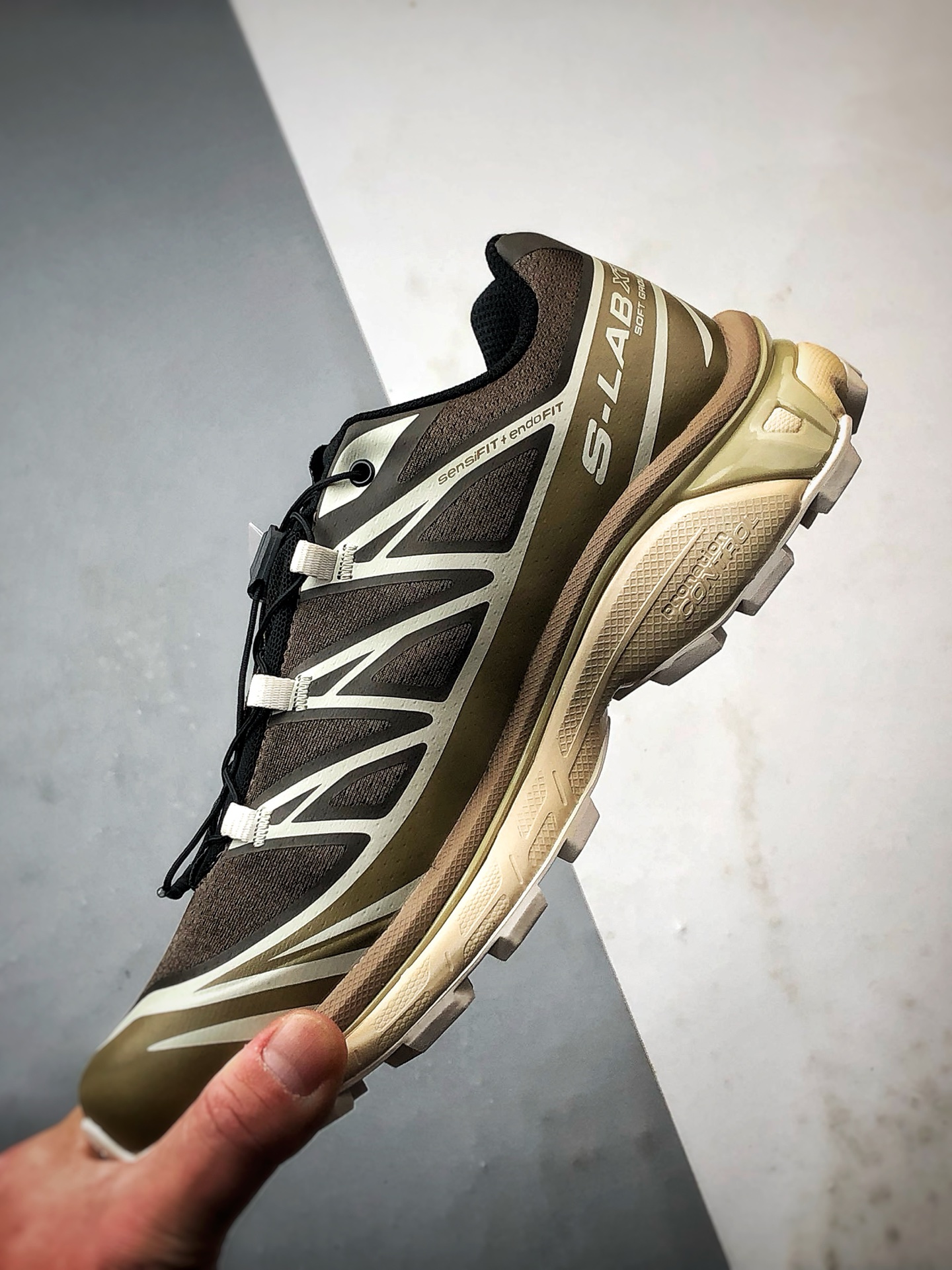 💰298
Salomon XT-6 Advanced 棕色
萨洛蒙机能风户外越野跑鞋
鞋面采用SENSIFIT贴合技术 全方位贴合包裹脚型 鞋跟部鞋底牵引设计 提供强大的抓地性能 更适应野外崎岖不平的道路 其3D ADVANCED CHASSIS底盘 材料轻量大化 钉齿设计更具稳定性、防护性 鞋底易磨损区运用CONTAGRIP高耐磨材料 应对城市硬质路面长距离跑考验
货号：473058
尺码：36 36.5 37 38 38.5 39 40 40.5 41 42 42.5 43 44 44.5 45