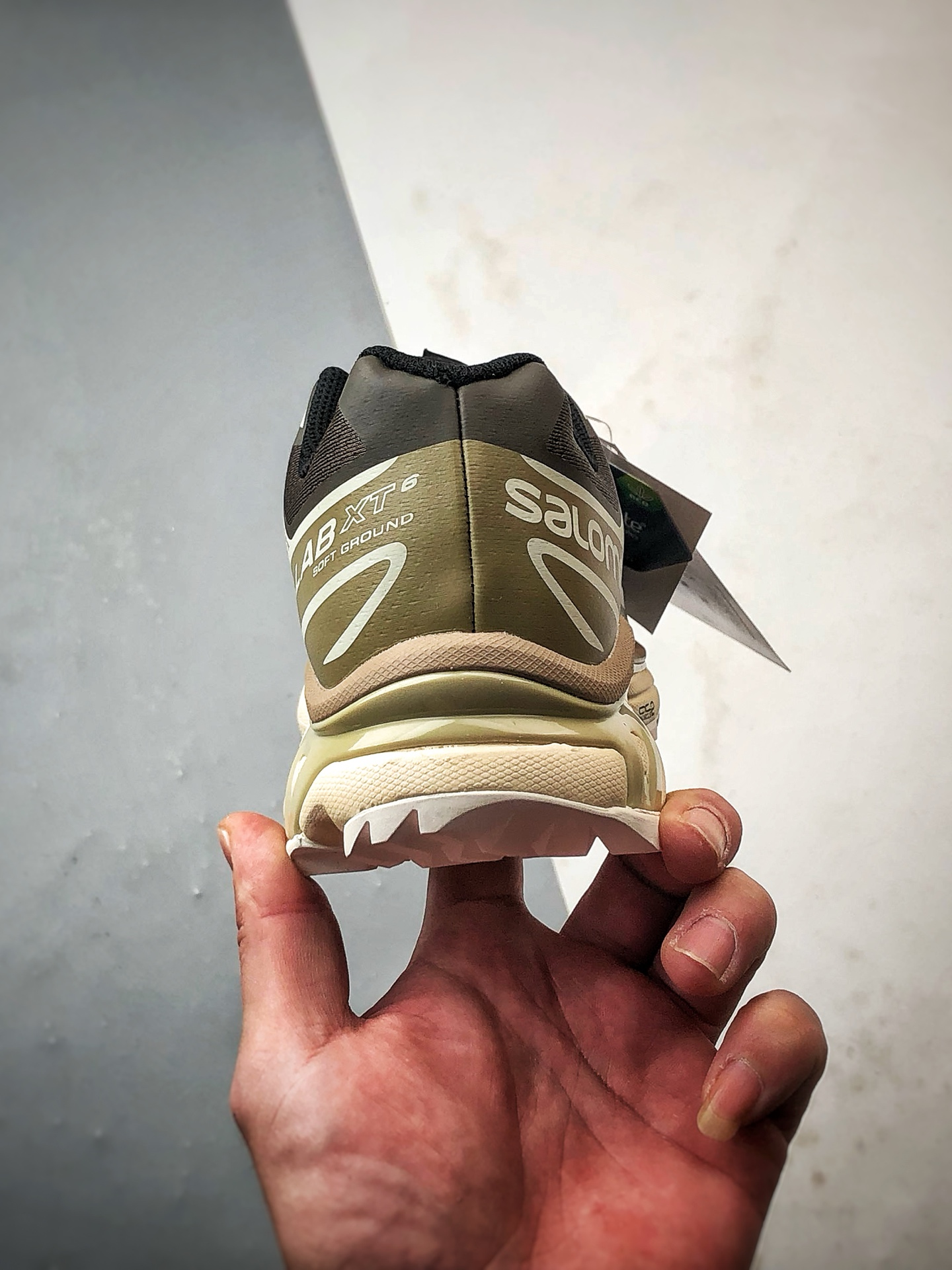 💰298
Salomon XT-6 Advanced 棕色
萨洛蒙机能风户外越野跑鞋
鞋面采用SENSIFIT贴合技术 全方位贴合包裹脚型 鞋跟部鞋底牵引设计 提供强大的抓地性能 更适应野外崎岖不平的道路 其3D ADVANCED CHASSIS底盘 材料轻量大化 钉齿设计更具稳定性、防护性 鞋底易磨损区运用CONTAGRIP高耐磨材料 应对城市硬质路面长距离跑考验
货号：473058
尺码：36 36.5 37 38 38.5 39 40 40.5 41 42 42.5 43 44 44.5 45