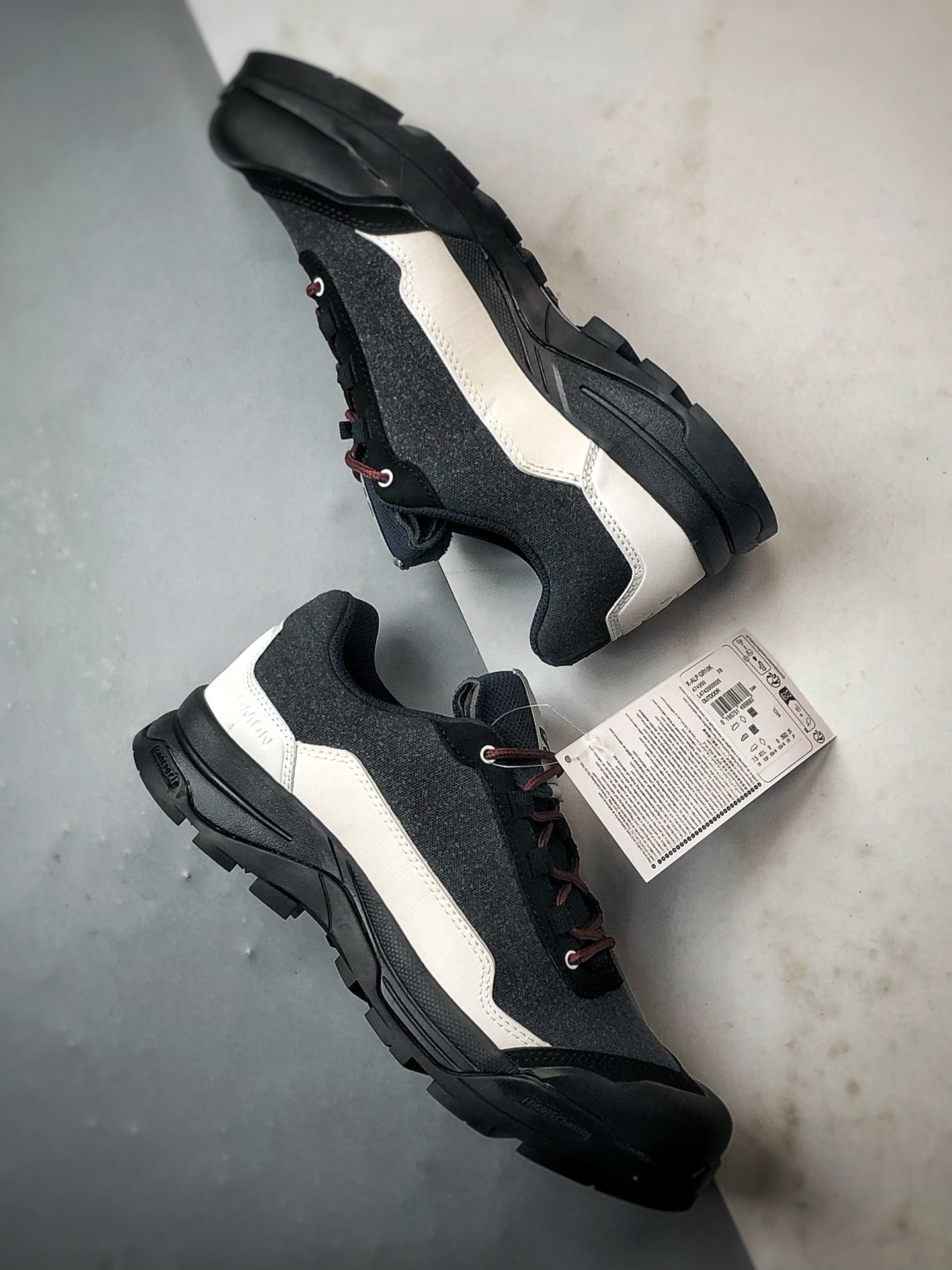 💰370
Salomon X-ALP ESILL GR10K 黑白
萨洛蒙潮流越野机能户外功能跑鞋
鞋面大面积采用帆布材质 表层涂刷消防材料 更加耐磨 可翻折鞋舌设计 SENSIFIT贴合技术 全方位贴合包裹脚型 鞋跟部鞋底牵引设计 提供强大的抓地性能 更适应野外崎岖不平的道路 其AGILE CHASSIS底盘 嵌入式支撑片增强中足稳定性 更具防护性 鞋底运用CONTAGRIP高耐磨材料 钉齿设计+橡胶配方 应对城市硬质路面长距离跑考验
货号：474200
尺码：36 36.5 37 38 38.5 39 40 40.5 41 42 42.5 43 44 44.5 45