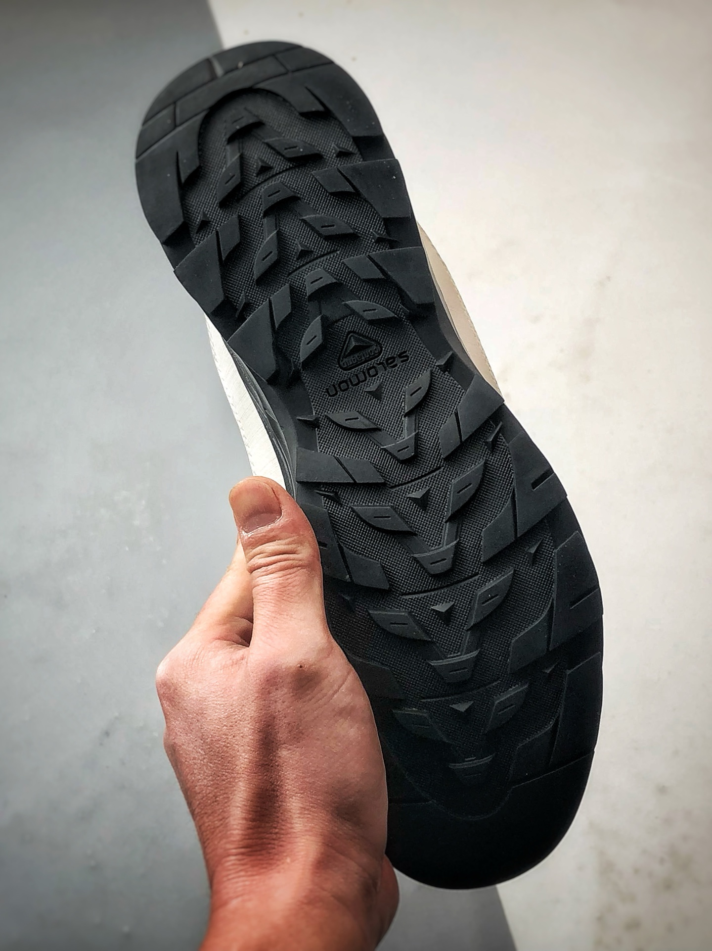 💰370
Salomon X-ALP ESILL GR10K 黑白
萨洛蒙潮流越野机能户外功能跑鞋
鞋面大面积采用帆布材质 表层涂刷消防材料 更加耐磨 可翻折鞋舌设计 SENSIFIT贴合技术 全方位贴合包裹脚型 鞋跟部鞋底牵引设计 提供强大的抓地性能 更适应野外崎岖不平的道路 其AGILE CHASSIS底盘 嵌入式支撑片增强中足稳定性 更具防护性 鞋底运用CONTAGRIP高耐磨材料 钉齿设计+橡胶配方 应对城市硬质路面长距离跑考验
货号：474200
尺码：36 36.5 37 38 38.5 39 40 40.5 41 42 42.5 43 44 44.5 45