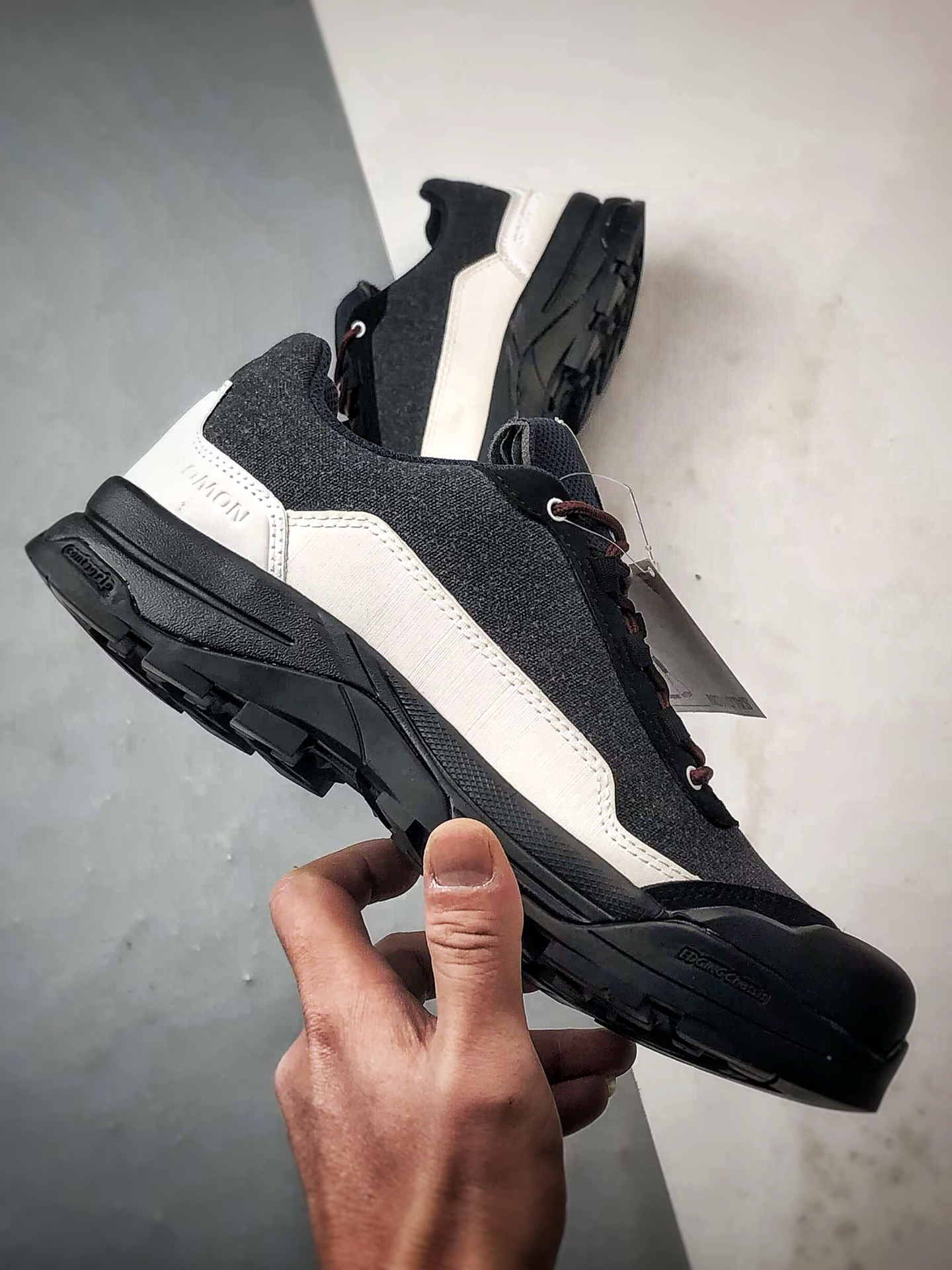 💰370
Salomon X-ALP ESILL GR10K 黑白
萨洛蒙潮流越野机能户外功能跑鞋
鞋面大面积采用帆布材质 表层涂刷消防材料 更加耐磨 可翻折鞋舌设计 SENSIFIT贴合技术 全方位贴合包裹脚型 鞋跟部鞋底牵引设计 提供强大的抓地性能 更适应野外崎岖不平的道路 其AGILE CHASSIS底盘 嵌入式支撑片增强中足稳定性 更具防护性 鞋底运用CONTAGRIP高耐磨材料 钉齿设计+橡胶配方 应对城市硬质路面长距离跑考验
货号：474200
尺码：36 36.5 37 38 38.5 39 40 40.5 41 42 42.5 43 44 44.5 45