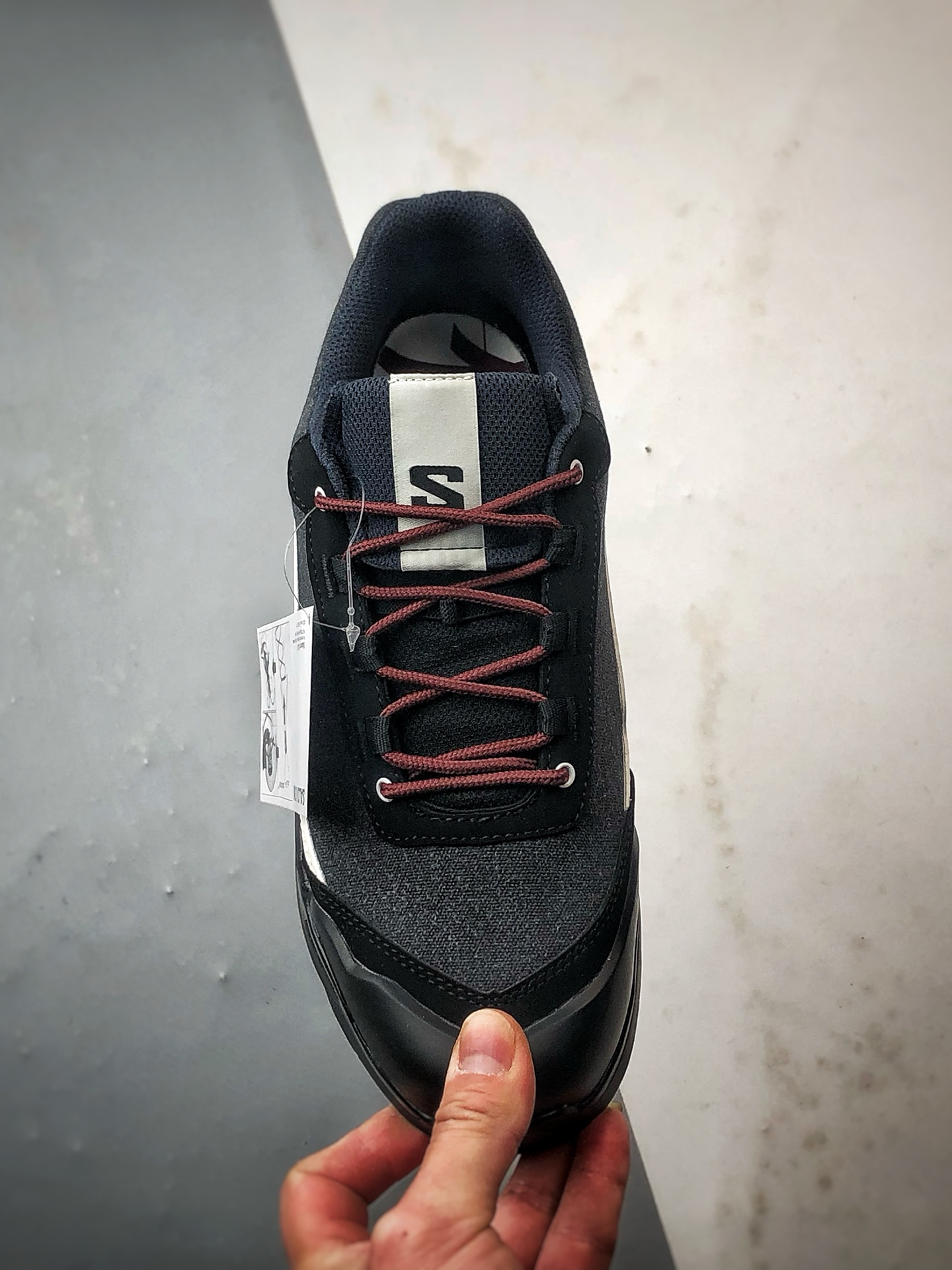 💰370
Salomon X-ALP ESILL GR10K 黑白
萨洛蒙潮流越野机能户外功能跑鞋
鞋面大面积采用帆布材质 表层涂刷消防材料 更加耐磨 可翻折鞋舌设计 SENSIFIT贴合技术 全方位贴合包裹脚型 鞋跟部鞋底牵引设计 提供强大的抓地性能 更适应野外崎岖不平的道路 其AGILE CHASSIS底盘 嵌入式支撑片增强中足稳定性 更具防护性 鞋底运用CONTAGRIP高耐磨材料 钉齿设计+橡胶配方 应对城市硬质路面长距离跑考验
货号：474200
尺码：36 36.5 37 38 38.5 39 40 40.5 41 42 42.5 43 44 44.5 45