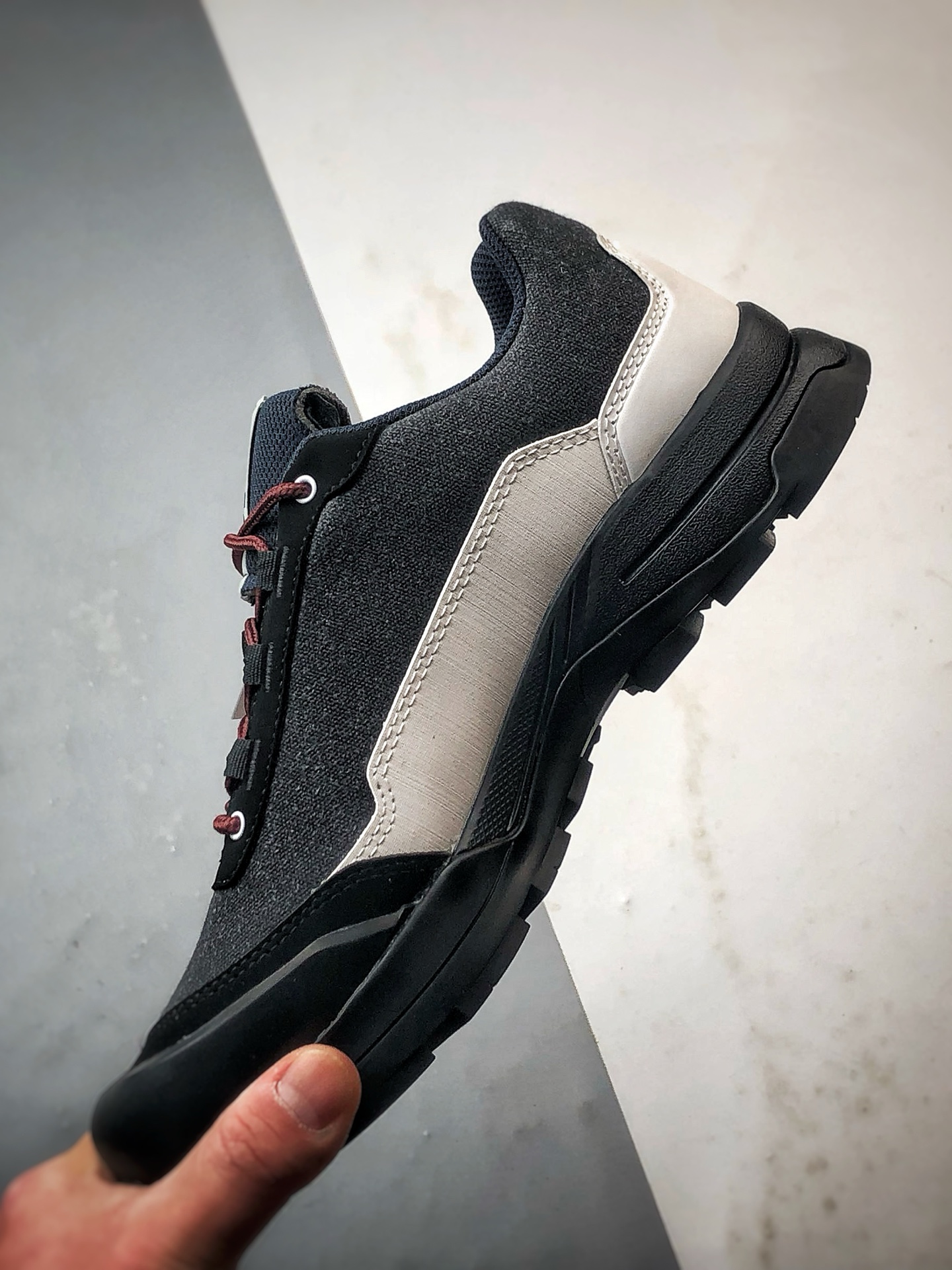 💰370
Salomon X-ALP ESILL GR10K 黑白
萨洛蒙潮流越野机能户外功能跑鞋
鞋面大面积采用帆布材质 表层涂刷消防材料 更加耐磨 可翻折鞋舌设计 SENSIFIT贴合技术 全方位贴合包裹脚型 鞋跟部鞋底牵引设计 提供强大的抓地性能 更适应野外崎岖不平的道路 其AGILE CHASSIS底盘 嵌入式支撑片增强中足稳定性 更具防护性 鞋底运用CONTAGRIP高耐磨材料 钉齿设计+橡胶配方 应对城市硬质路面长距离跑考验
货号：474200
尺码：36 36.5 37 38 38.5 39 40 40.5 41 42 42.5 43 44 44.5 45