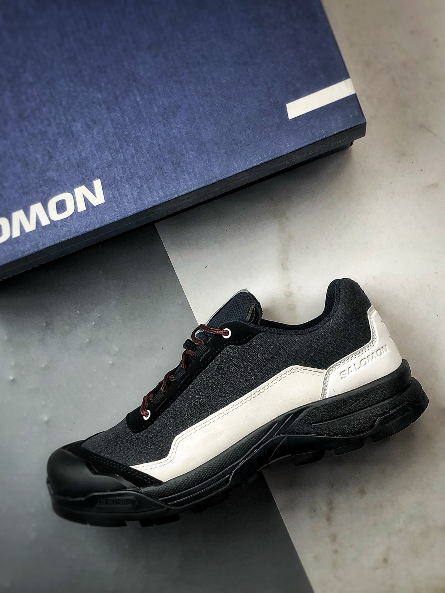 💰370
Salomon X-ALP ESILL GR10K 黑白
萨洛蒙潮流越野机能户外功能跑鞋
鞋面大面积采用帆布材质 表层涂刷消防材料 更加耐磨 可翻折鞋舌设计 SENSIFIT贴合技术 全方位贴合包裹脚型 鞋跟部鞋底牵引设计 提供强大的抓地性能 更适应野外崎岖不平的道路 其AGILE CHASSIS底盘 嵌入式支撑片增强中足稳定性 更具防护性 鞋底运用CONTAGRIP高耐磨材料 钉齿设计+橡胶配方 应对城市硬质路面长距离跑考验
货号：474200
尺码：36 36.5 37 38 38.5 39 40 40.5 41 42 42.5 43 44 44.5 45