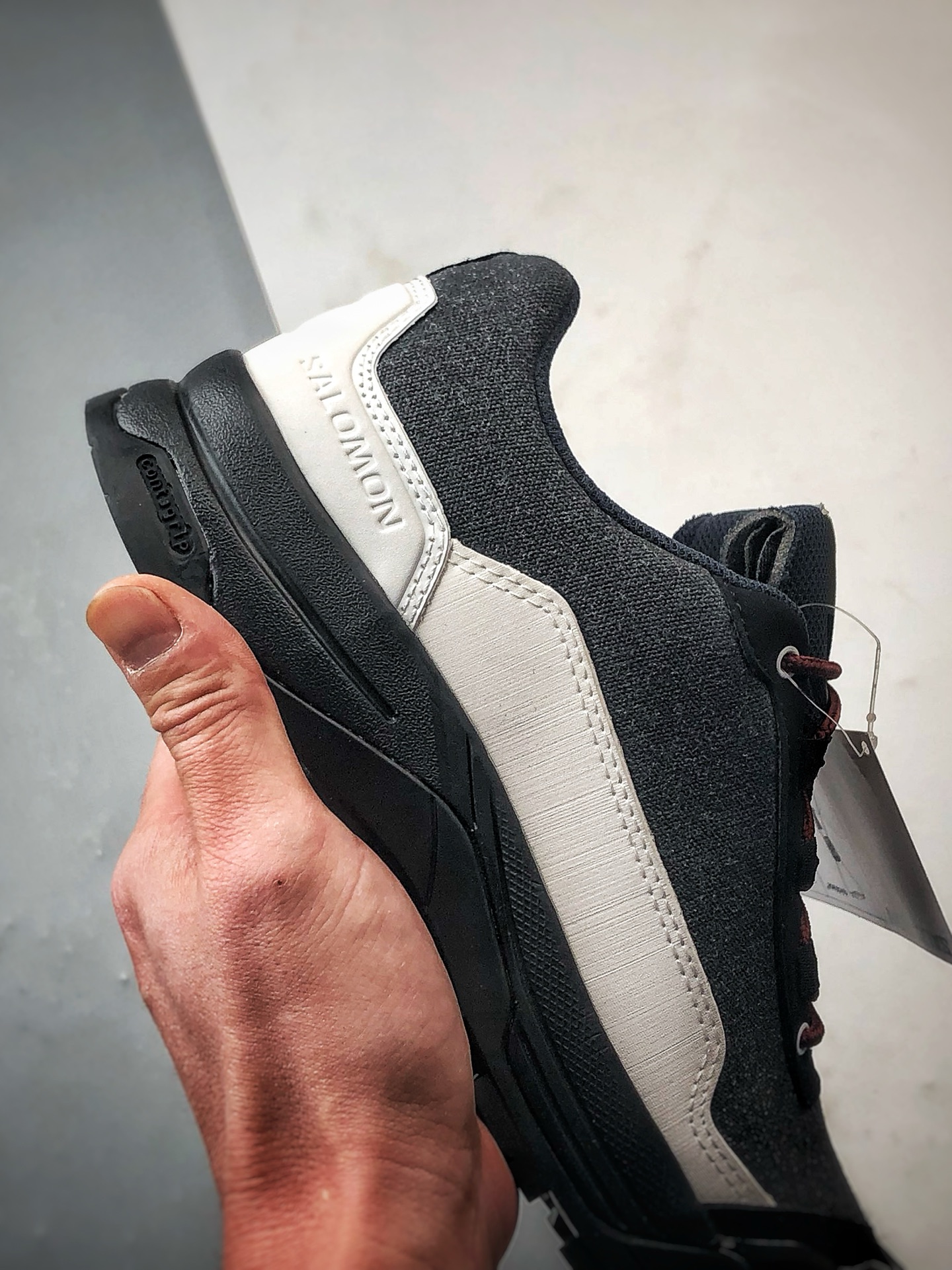 💰370
Salomon X-ALP ESILL GR10K 黑白
萨洛蒙潮流越野机能户外功能跑鞋
鞋面大面积采用帆布材质 表层涂刷消防材料 更加耐磨 可翻折鞋舌设计 SENSIFIT贴合技术 全方位贴合包裹脚型 鞋跟部鞋底牵引设计 提供强大的抓地性能 更适应野外崎岖不平的道路 其AGILE CHASSIS底盘 嵌入式支撑片增强中足稳定性 更具防护性 鞋底运用CONTAGRIP高耐磨材料 钉齿设计+橡胶配方 应对城市硬质路面长距离跑考验
货号：474200
尺码：36 36.5 37 38 38.5 39 40 40.5 41 42 42.5 43 44 44.5 45