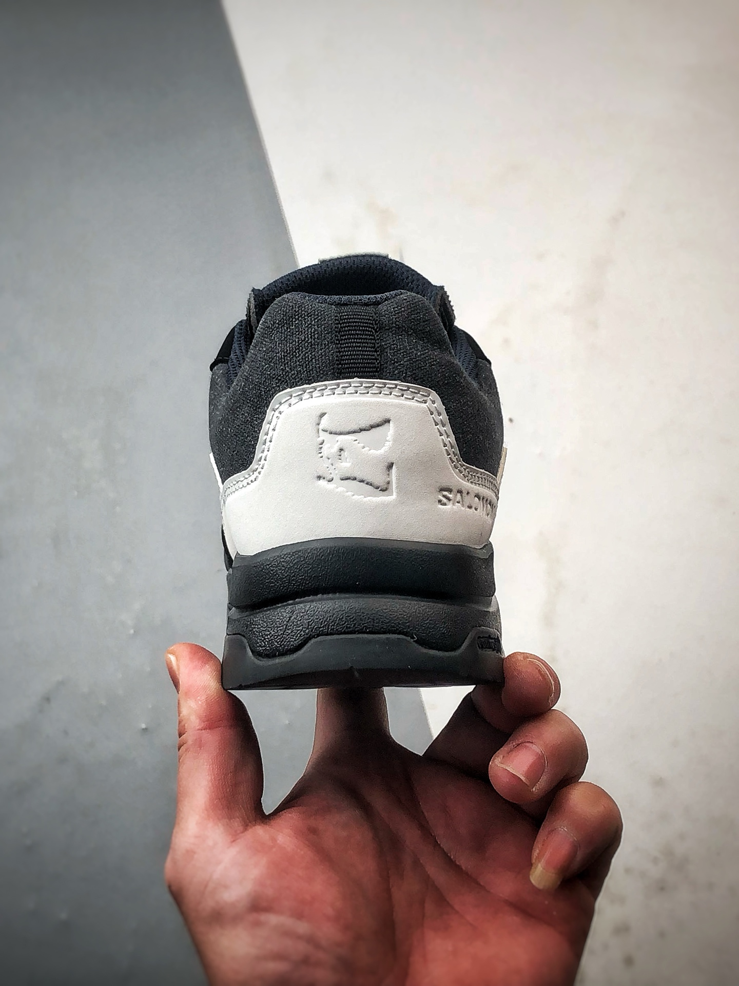 💰370
Salomon X-ALP ESILL GR10K 黑白
萨洛蒙潮流越野机能户外功能跑鞋
鞋面大面积采用帆布材质 表层涂刷消防材料 更加耐磨 可翻折鞋舌设计 SENSIFIT贴合技术 全方位贴合包裹脚型 鞋跟部鞋底牵引设计 提供强大的抓地性能 更适应野外崎岖不平的道路 其AGILE CHASSIS底盘 嵌入式支撑片增强中足稳定性 更具防护性 鞋底运用CONTAGRIP高耐磨材料 钉齿设计+橡胶配方 应对城市硬质路面长距离跑考验
货号：474200
尺码：36 36.5 37 38 38.5 39 40 40.5 41 42 42.5 43 44 44.5 45