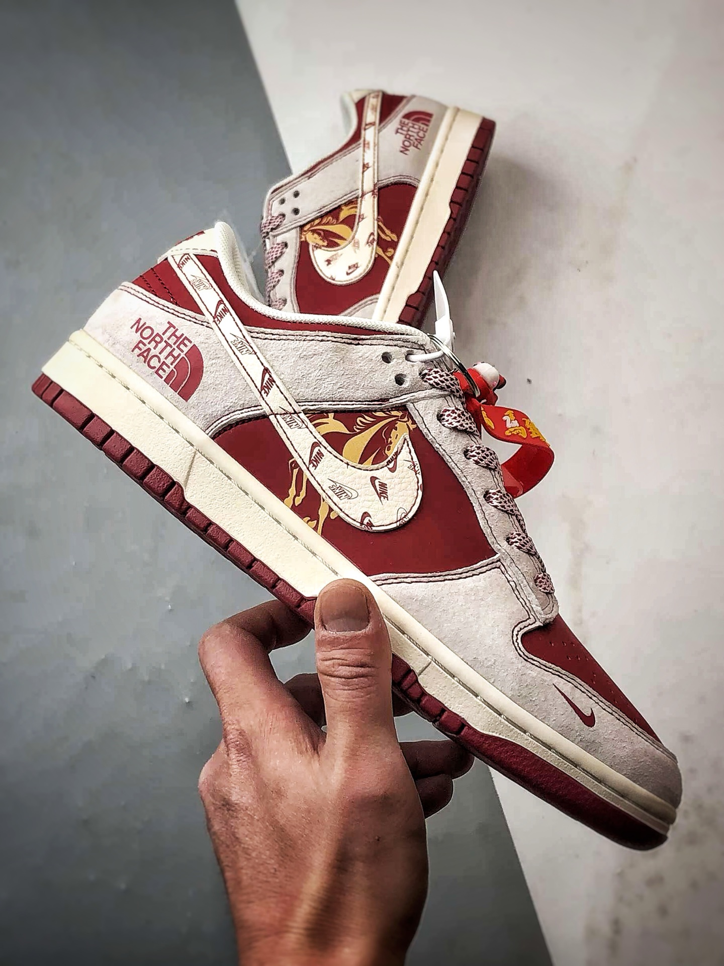 NK Dunk Low Retro ”DIY高端定制” 北面马年米灰红 低帮休闲运动板鞋 JP2046-108-Top High Quatity Cheap Sneakers Fashion Clothing Clothes Bags handbags Shoes of all Brand wholesale With The best Quality And Beautiful Price from China Factory Chinese suppliers wholesaler seller NK Dunk Low Retro ”DIY高端定制” 北面马年米灰红 低帮休闲运动板鞋 JP2046-108