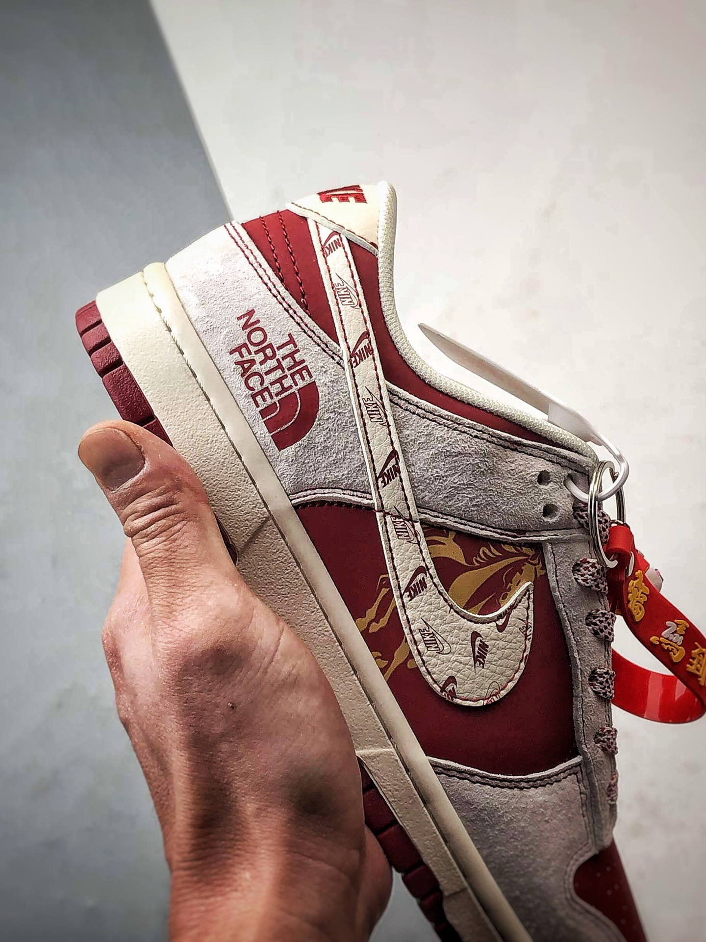 NK Dunk Low Retro ”DIY高端定制” 北面马年米灰红 低帮休闲运动板鞋 JP2046-108-Top High Quatity Cheap Sneakers Fashion Clothing Clothes Bags handbags Shoes of all Brand wholesale With The best Quality And Beautiful Price from China Factory Chinese suppliers wholesaler seller NK Dunk Low Retro ”DIY高端定制” 北面马年米灰红 低帮休闲运动板鞋 JP2046-108