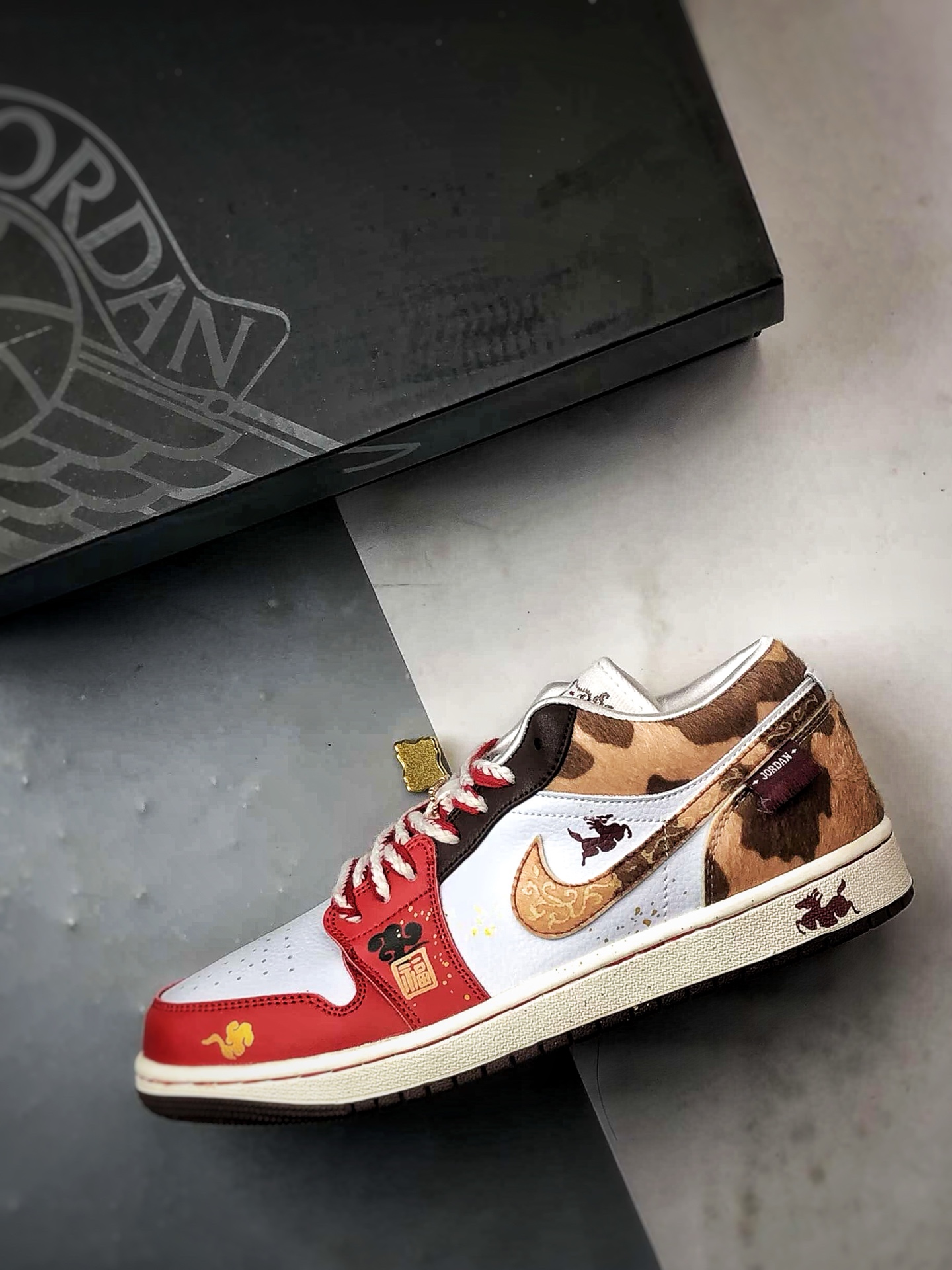 200 定制球鞋 Air Jordan 1 Low 福马红金 马年红棕色 IQ5321-121-Chinese UA Cheap High Quatity Brand Clothes Bags handbags Sneakers wholesale wholesaler seller from China Factory suppliers Fashion Clothing Shoes best Quality Beautiful Price 200 定制球鞋 Air Jordan 1 Low 福马红金 马年红棕色 IQ5321-121
