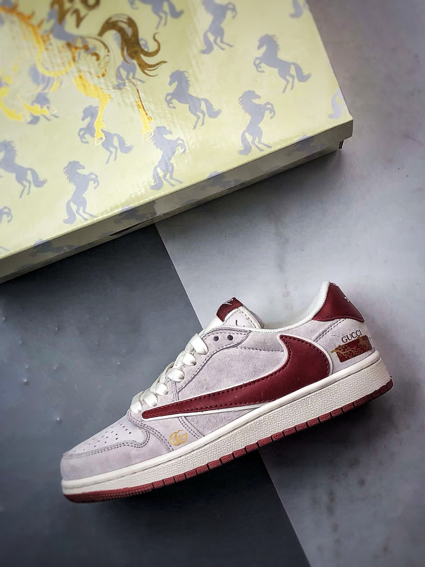 Air Jordan 1 Low ”高端定制” 古驰马年灰红倒钩 XZ6668-056