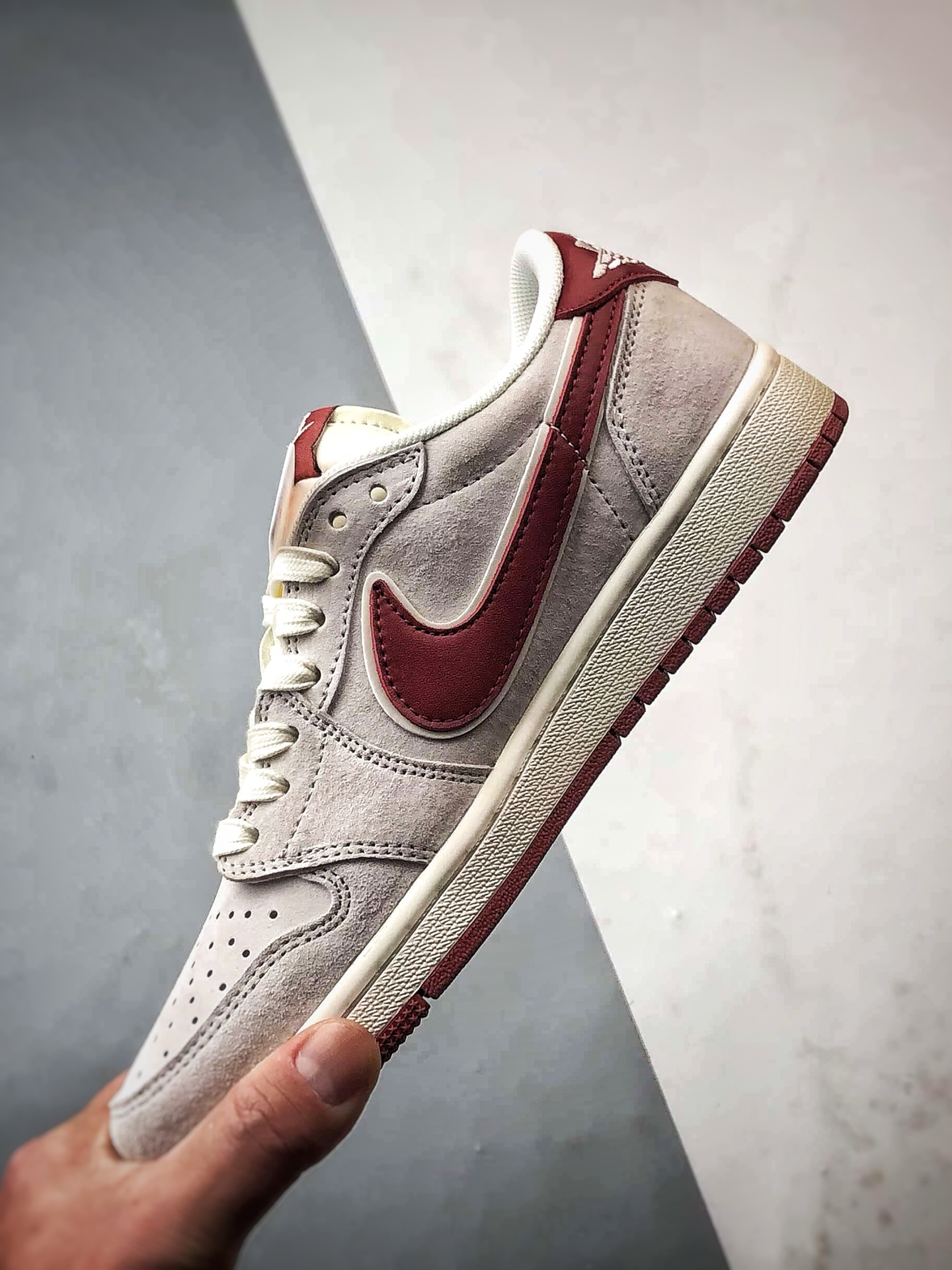 Air Jordan 1 Low ”高端定制” 古驰马年灰红倒钩 XZ6668-056