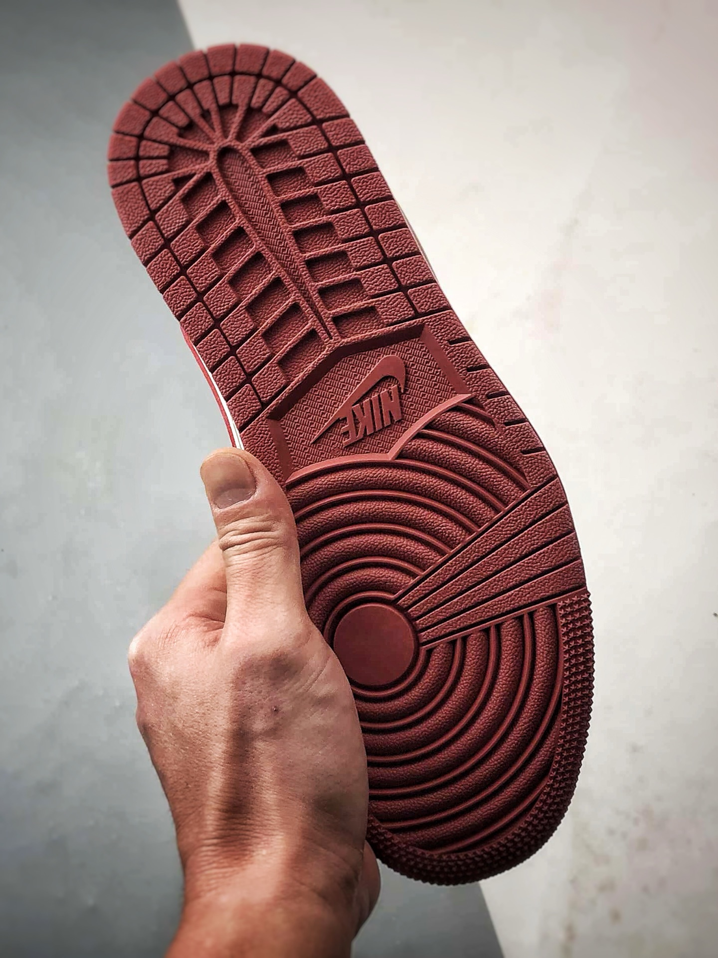 Air Jordan 1 Low ”高端定制” 古驰马年灰红倒钩 XZ6668-056