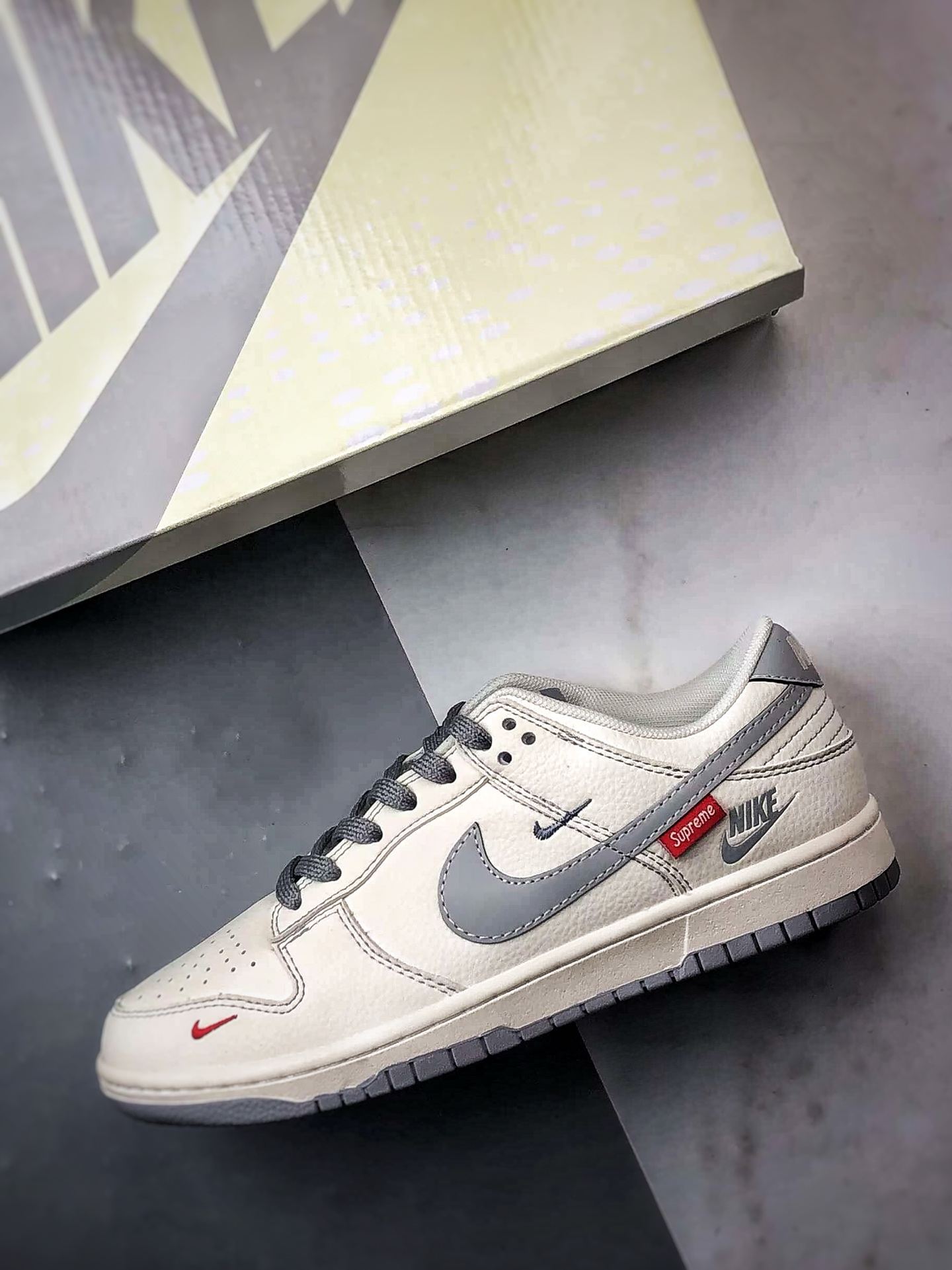 290 NK Dunk Low Retro ”DIY高端定制” Sup米白灰 低帮休闲运动板鞋 HH7158-084-Chinese UA Cheap High Quatity Brand Clothes Bags handbags Sneakers wholesale wholesaler seller from China Factory suppliers Fashion Clothing Shoes best Quality Beautiful Price 290 NK Dunk Low Retro ”DIY高端定制” Sup米白灰 低帮休闲运动板鞋 HH7158-084