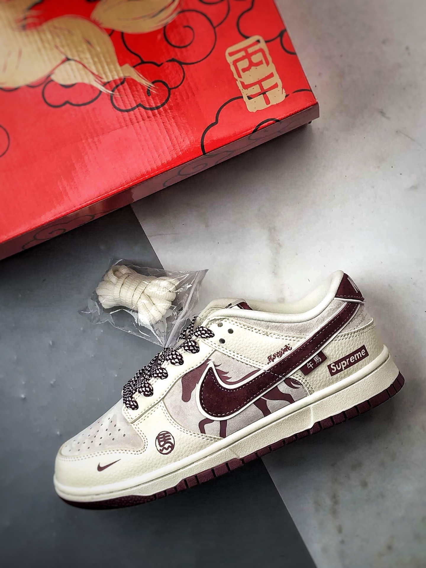 NK Dunk Low Retro ”DIY高端定制” Sup马年米灰酒红 低帮休闲运动板鞋 DN3168-011-Top High Quatity Cheap Sneakers Fashion Clothing Clothes Bags handbags Shoes of all Brand wholesale With The best Quality And Beautiful Price from China Factory Chinese suppliers wholesaler seller NK Dunk Low Retro ”DIY高端定制” Sup马年米灰酒红 低帮休闲运动板鞋 DN3168-011