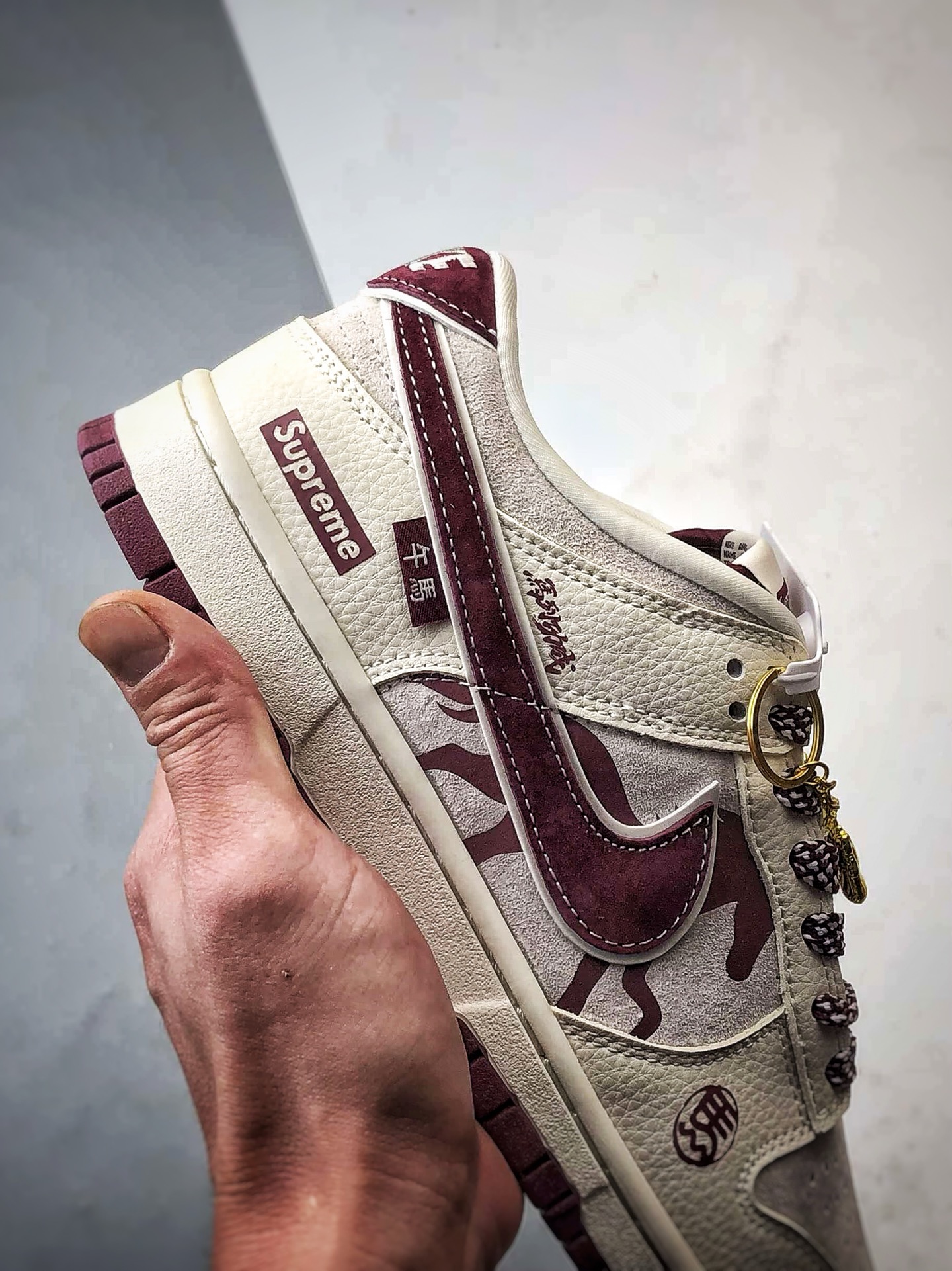 NK Dunk Low Retro ”DIY高端定制” Sup马年米灰酒红 低帮休闲运动板鞋 DN3168-011-Top High Quatity Cheap Sneakers Fashion Clothing Clothes Bags handbags Shoes of all Brand wholesale With The best Quality And Beautiful Price from China Factory Chinese suppliers wholesaler seller NK Dunk Low Retro ”DIY高端定制” Sup马年米灰酒红 低帮休闲运动板鞋 DN3168-011
