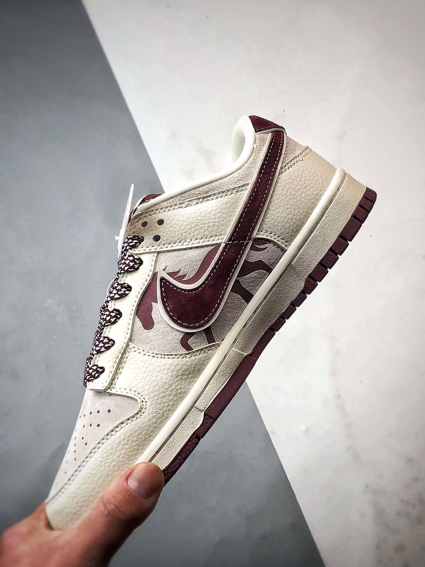NK Dunk Low Retro ”DIY高端定制” Sup马年米灰酒红 低帮休闲运动板鞋 DN3168-011-Top High Quatity Cheap Sneakers Fashion Clothing Clothes Bags handbags Shoes of all Brand wholesale With The best Quality And Beautiful Price from China Factory Chinese suppliers wholesaler seller NK Dunk Low Retro ”DIY高端定制” Sup马年米灰酒红 低帮休闲运动板鞋 DN3168-011