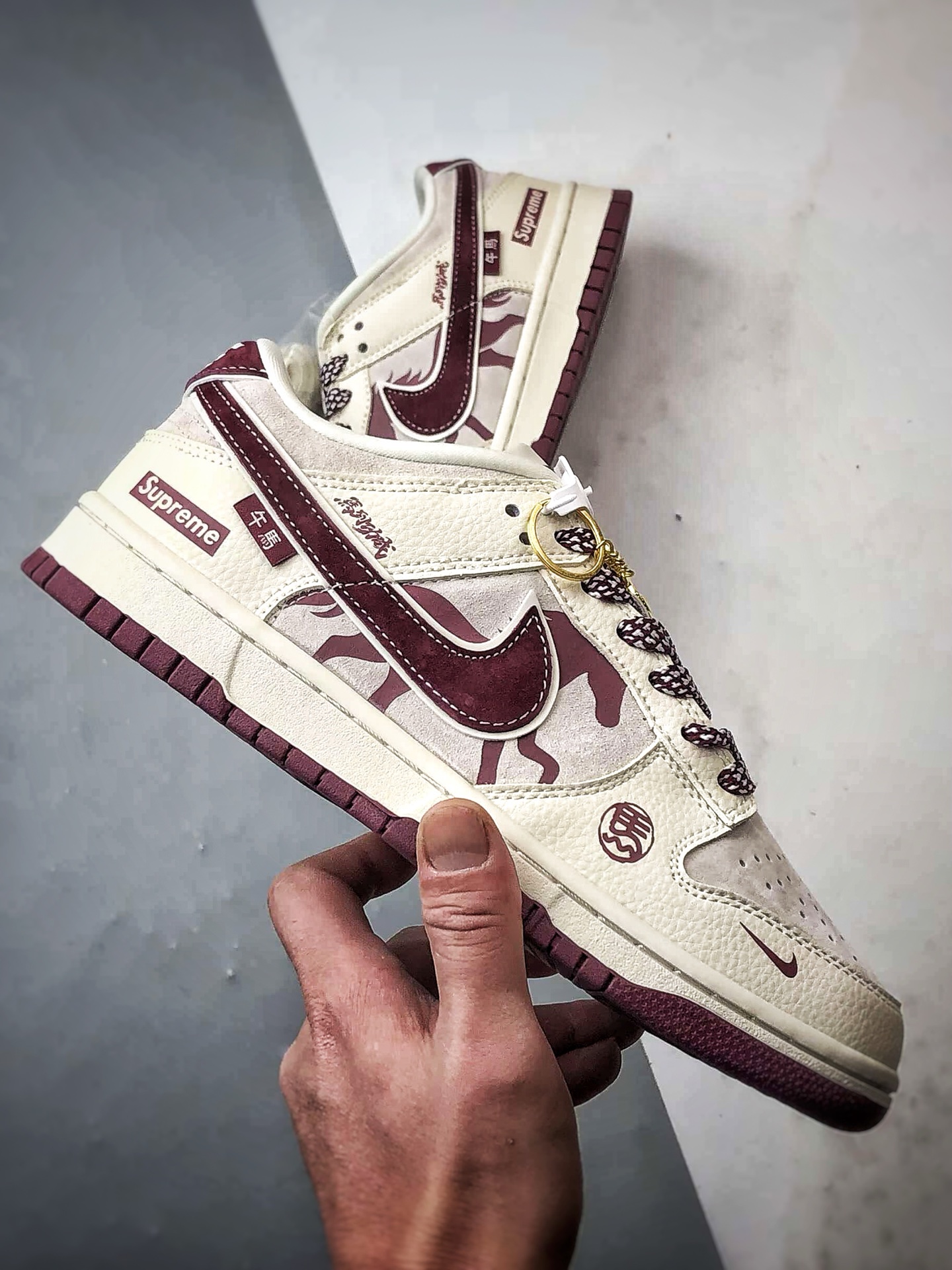 NK Dunk Low Retro ”DIY高端定制” Sup马年米灰酒红 低帮休闲运动板鞋 DN3168-011-Top High Quatity Cheap Sneakers Fashion Clothing Clothes Bags handbags Shoes of all Brand wholesale With The best Quality And Beautiful Price from China Factory Chinese suppliers wholesaler seller NK Dunk Low Retro ”DIY高端定制” Sup马年米灰酒红 低帮休闲运动板鞋 DN3168-011
