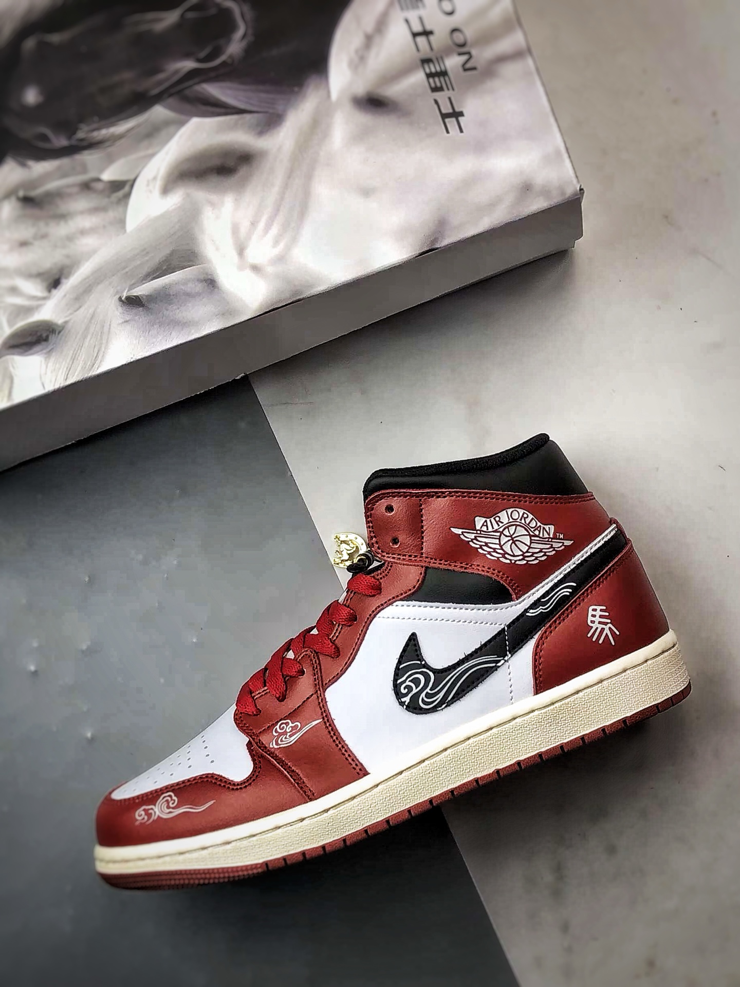 210 定制球鞋 Air Jordan 1 Mid 策马青云 马年黑白红 DQ8426-105-Chinese UA Cheap High Quatity Brand Clothes Bags handbags Sneakers wholesale wholesaler seller from China Factory suppliers Fashion Clothing Shoes best Quality Beautiful Price 210 定制球鞋 Air Jordan 1 Mid 策马青云 马年黑白红 DQ8426-105