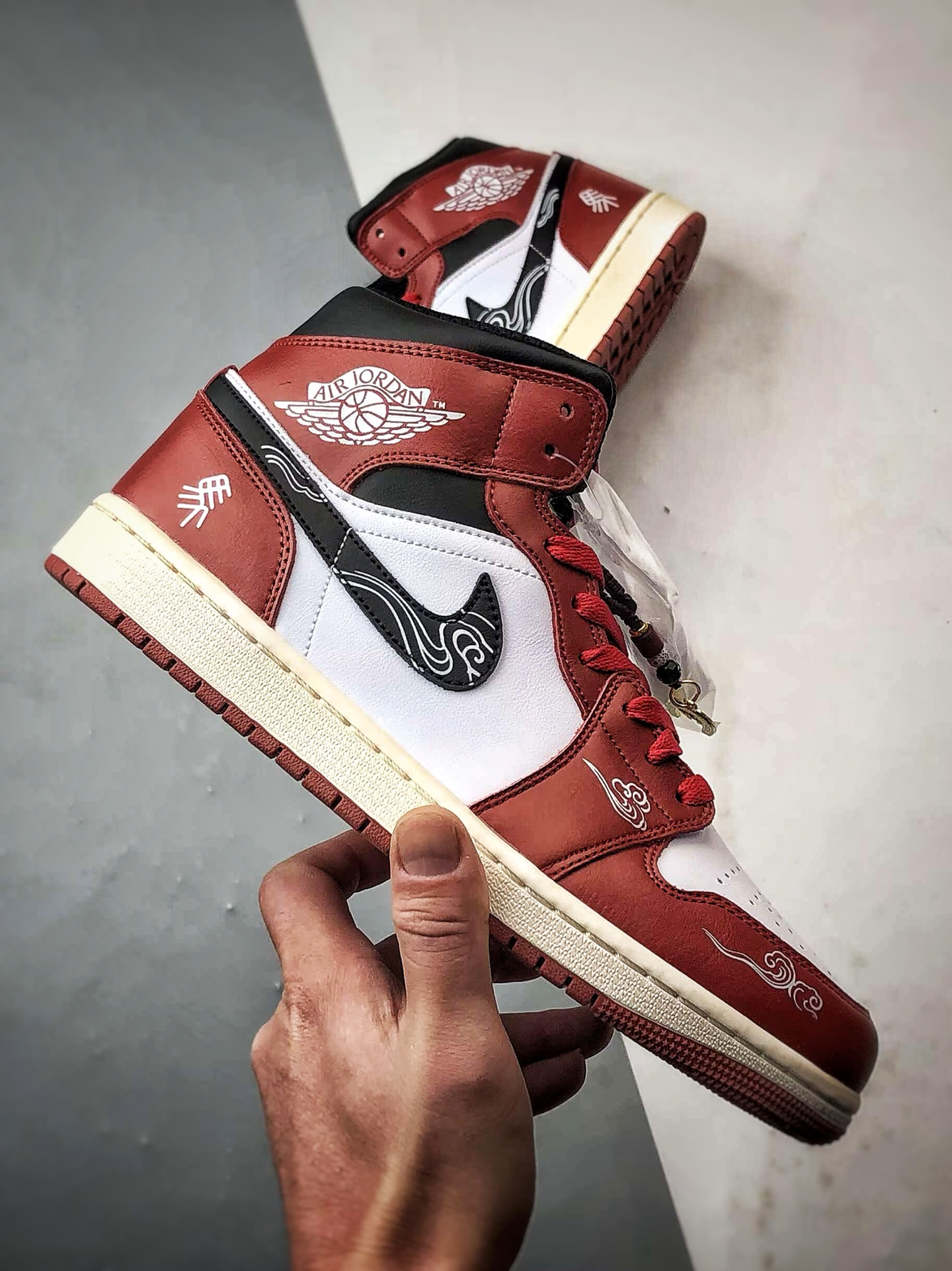 210 定制球鞋 Air Jordan 1 Mid 策马青云 马年黑白红 DQ8426-105-Chinese UA Cheap High Quatity Brand Clothes Bags handbags Sneakers wholesale wholesaler seller from China Factory suppliers Fashion Clothing Shoes best Quality Beautiful Price 210 定制球鞋 Air Jordan 1 Mid 策马青云 马年黑白红 DQ8426-105