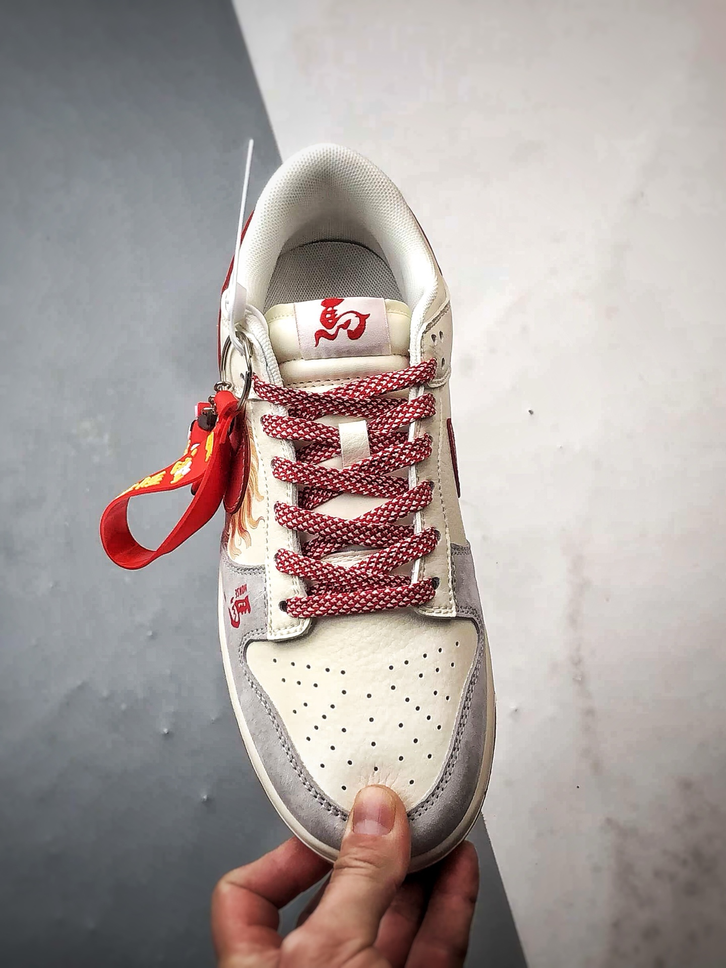 290 NK Dunk Low Retro ”DIY高端定制” 马年涂鸦米灰红 低帮休闲运动板鞋 FC1688-241-Chinese UA Cheap High Quatity Brand Clothes Bags handbags Sneakers wholesale wholesaler seller from China Factory suppliers Fashion Clothing Shoes best Quality Beautiful Price 290 NK Dunk Low Retro ”DIY高端定制” 马年涂鸦米灰红 低帮休闲运动板鞋 FC1688-241