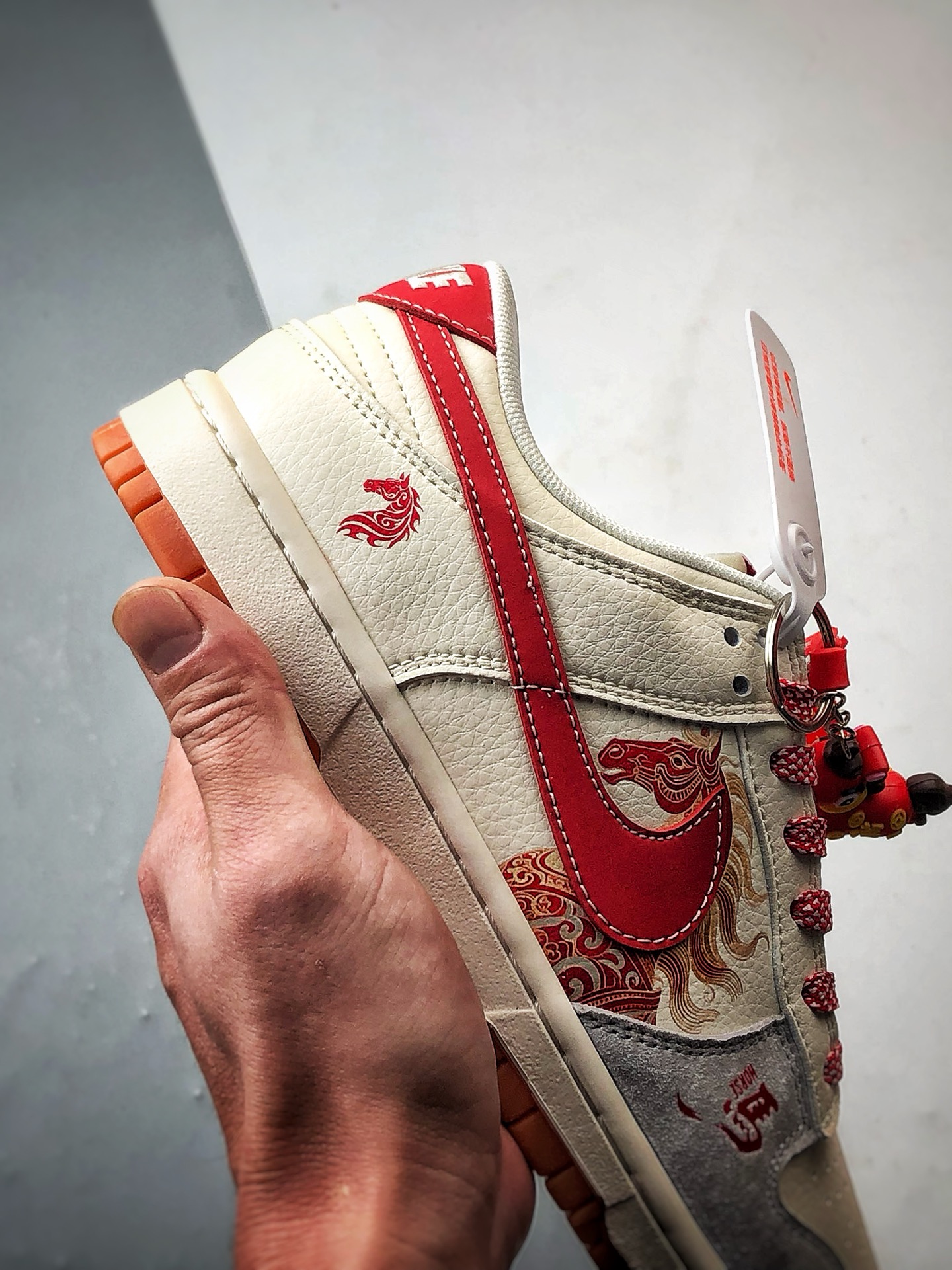 290 NK Dunk Low Retro ”DIY高端定制” 马年涂鸦米灰红 低帮休闲运动板鞋 FC1688-241-Chinese UA Cheap High Quatity Brand Clothes Bags handbags Sneakers wholesale wholesaler seller from China Factory suppliers Fashion Clothing Shoes best Quality Beautiful Price 290 NK Dunk Low Retro ”DIY高端定制” 马年涂鸦米灰红 低帮休闲运动板鞋 FC1688-241