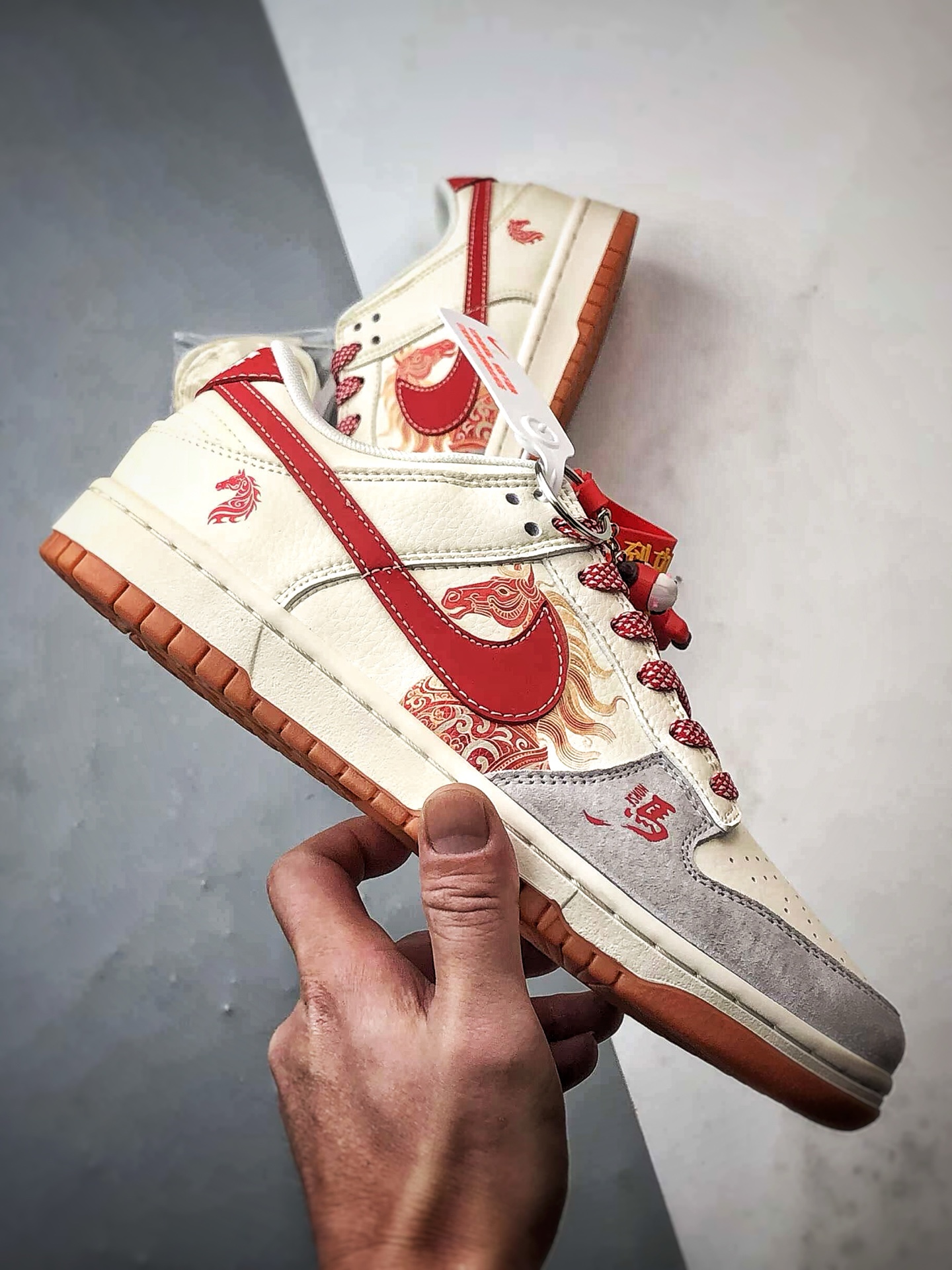 290 NK Dunk Low Retro ”DIY高端定制” 马年涂鸦米灰红 低帮休闲运动板鞋 FC1688-241-Chinese UA Cheap High Quatity Brand Clothes Bags handbags Sneakers wholesale wholesaler seller from China Factory suppliers Fashion Clothing Shoes best Quality Beautiful Price 290 NK Dunk Low Retro ”DIY高端定制” 马年涂鸦米灰红 低帮休闲运动板鞋 FC1688-241