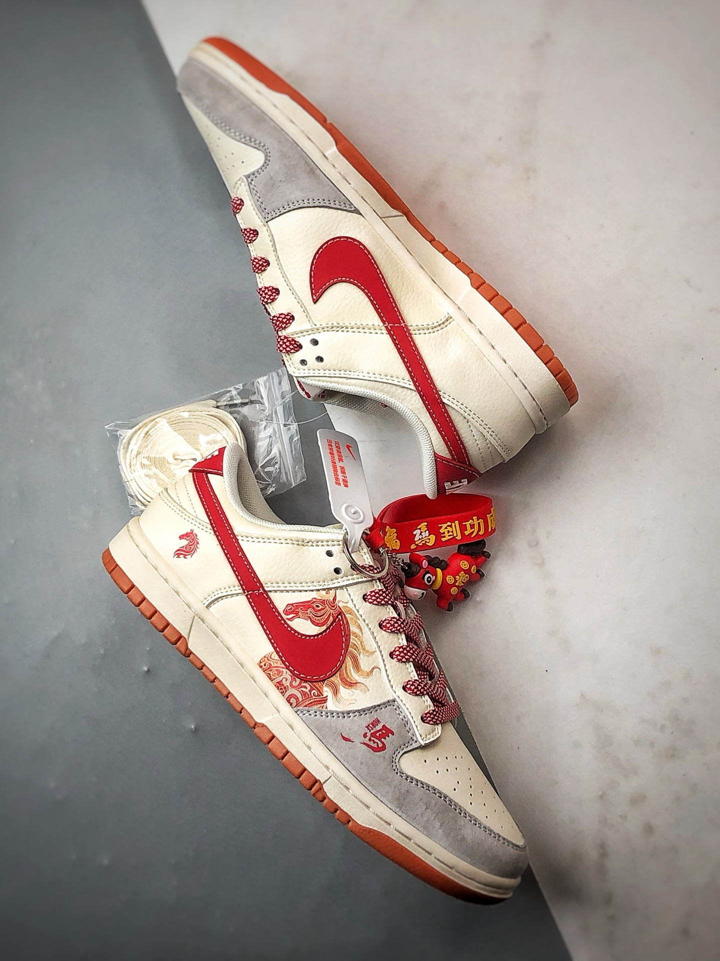 290 NK Dunk Low Retro ”DIY高端定制” 马年涂鸦米灰红 低帮休闲运动板鞋 FC1688-241-Chinese UA Cheap High Quatity Brand Clothes Bags handbags Sneakers wholesale wholesaler seller from China Factory suppliers Fashion Clothing Shoes best Quality Beautiful Price 290 NK Dunk Low Retro ”DIY高端定制” 马年涂鸦米灰红 低帮休闲运动板鞋 FC1688-241