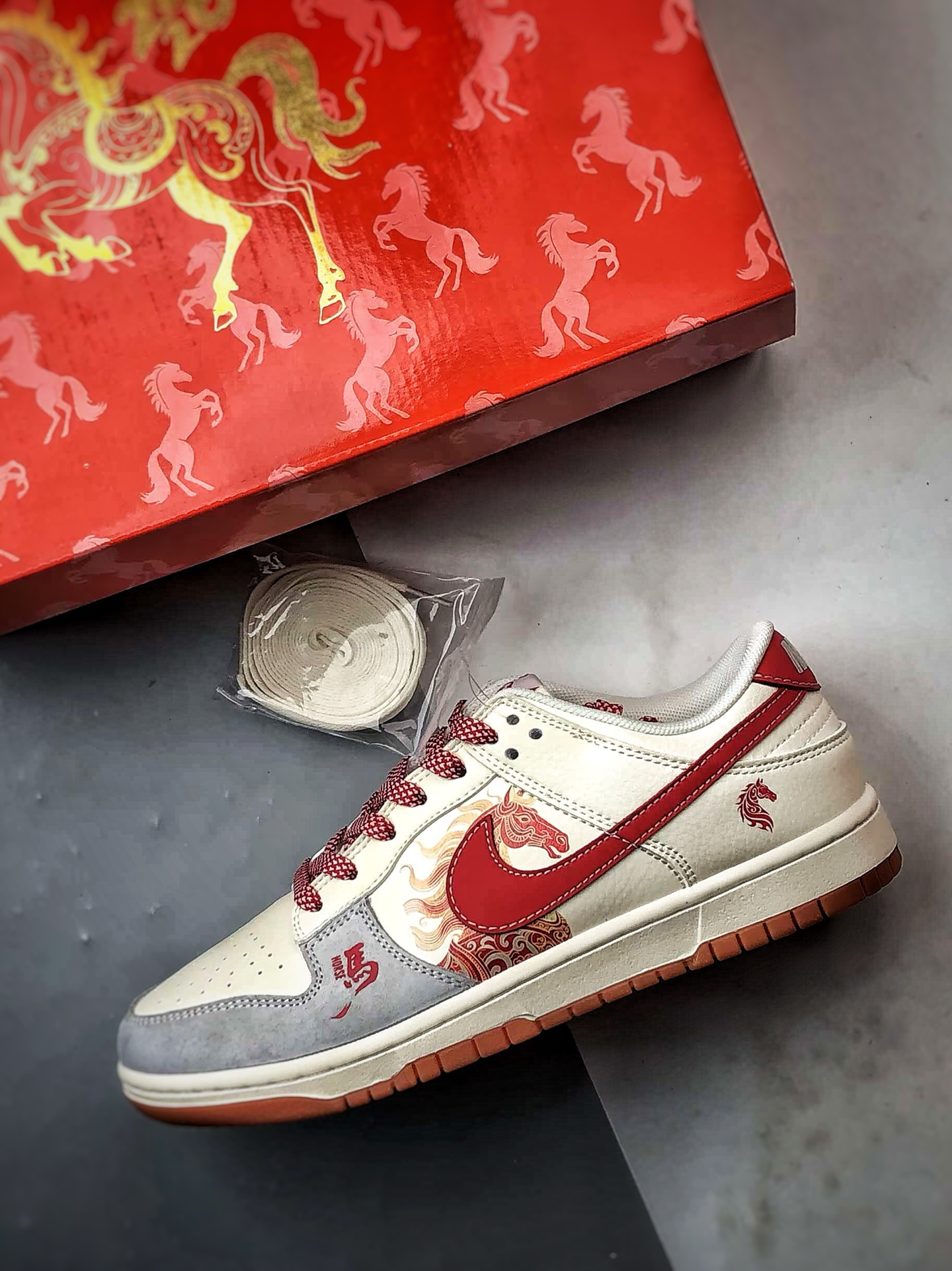 290 NK Dunk Low Retro ”DIY高端定制” 马年涂鸦米灰红 低帮休闲运动板鞋 FC1688-241-Chinese UA Cheap High Quatity Brand Clothes Bags handbags Sneakers wholesale wholesaler seller from China Factory suppliers Fashion Clothing Shoes best Quality Beautiful Price 290 NK Dunk Low Retro ”DIY高端定制” 马年涂鸦米灰红 低帮休闲运动板鞋 FC1688-241