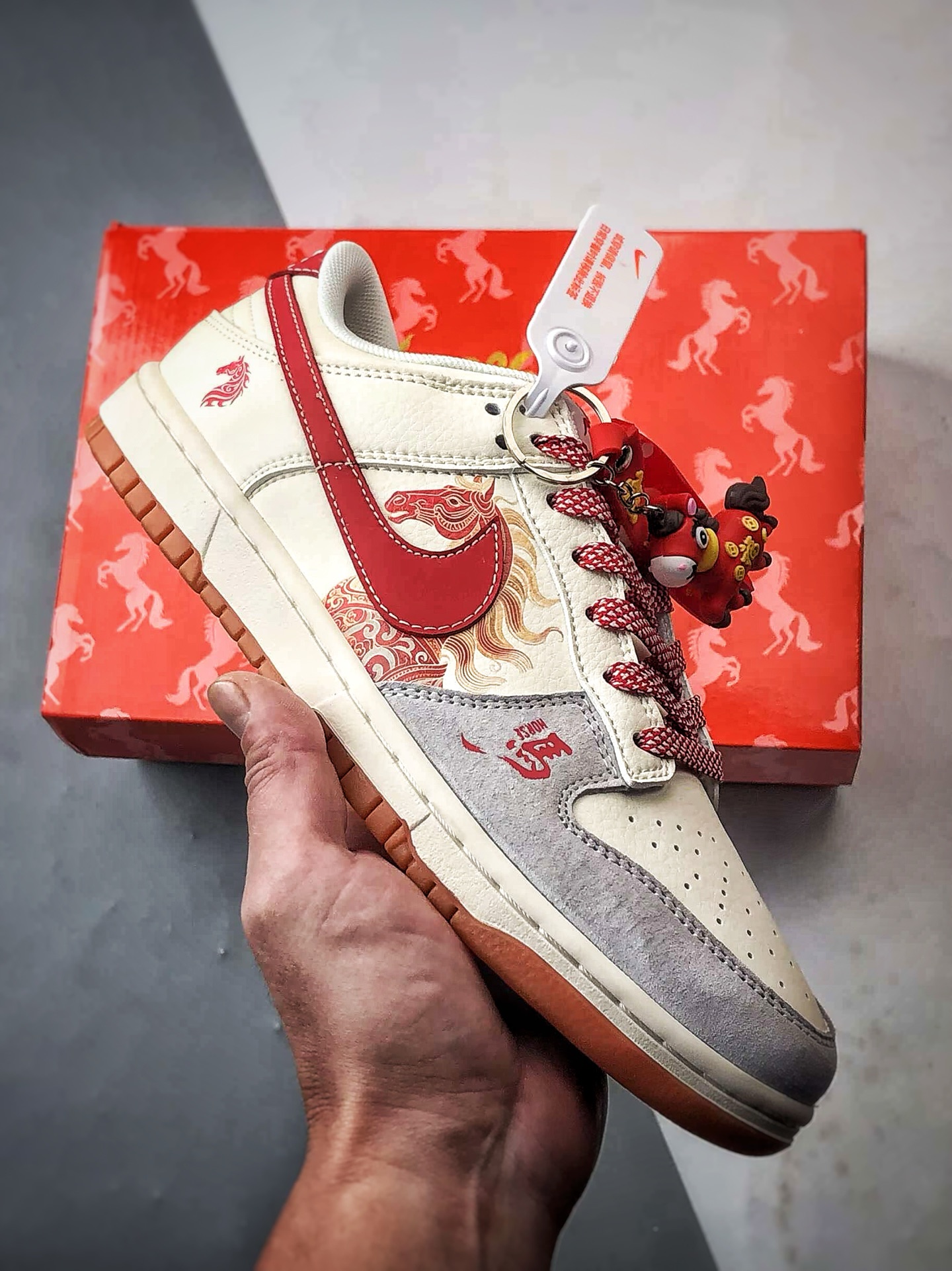 290 NK Dunk Low Retro ”DIY高端定制” 马年涂鸦米灰红 低帮休闲运动板鞋 FC1688-241-Chinese UA Cheap High Quatity Brand Clothes Bags handbags Sneakers wholesale wholesaler seller from China Factory suppliers Fashion Clothing Shoes best Quality Beautiful Price 290 NK Dunk Low Retro ”DIY高端定制” 马年涂鸦米灰红 低帮休闲运动板鞋 FC1688-241