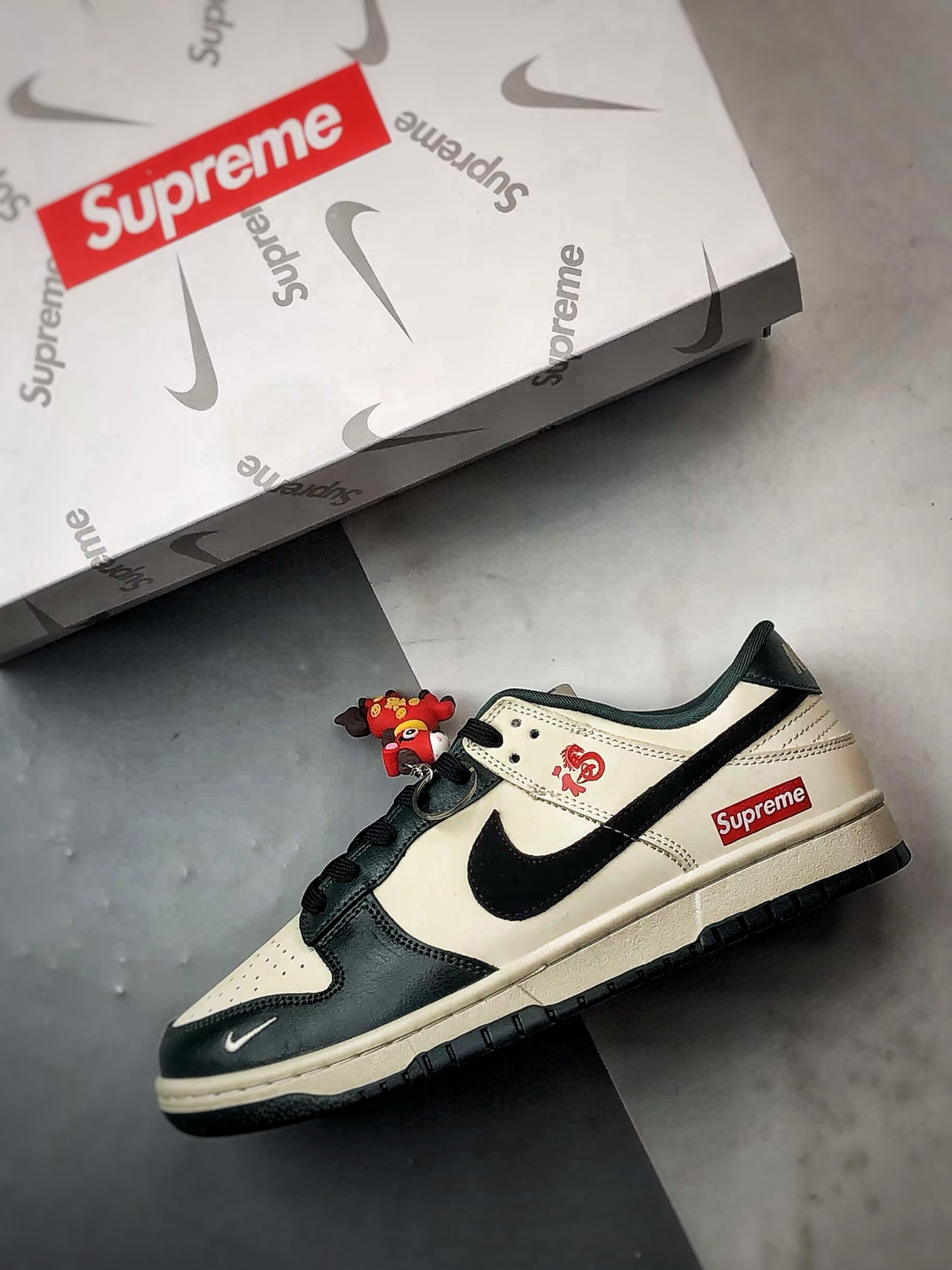 NK Dunk Low Retro ”DIY高端定制” Sup马年卡其灰绿 低帮休闲运动板鞋 NH0601-483-Top High Quatity Cheap Sneakers Fashion Clothing Clothes Bags handbags Shoes of all Brand wholesale With The best Quality And Beautiful Price from China Factory Chinese suppliers wholesaler seller NK Dunk Low Retro ”DIY高端定制” Sup马年卡其灰绿 低帮休闲运动板鞋 NH0601-483