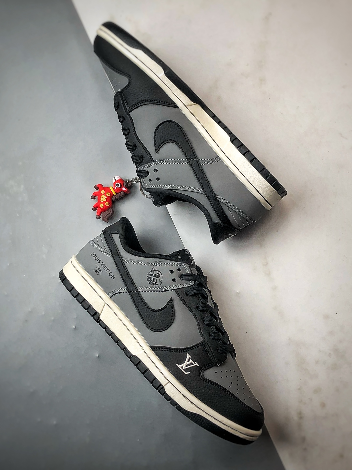 290 NK Dunk Low Retro ”DIY高端定制” LV马年深灰黑 低帮休闲运动板鞋 NH0601-481-Chinese UA Cheap High Quatity Brand Clothes Bags handbags Sneakers wholesale wholesaler seller from China Factory suppliers Fashion Clothing Shoes best Quality Beautiful Price 290 NK Dunk Low Retro ”DIY高端定制” LV马年深灰黑 低帮休闲运动板鞋 NH0601-481