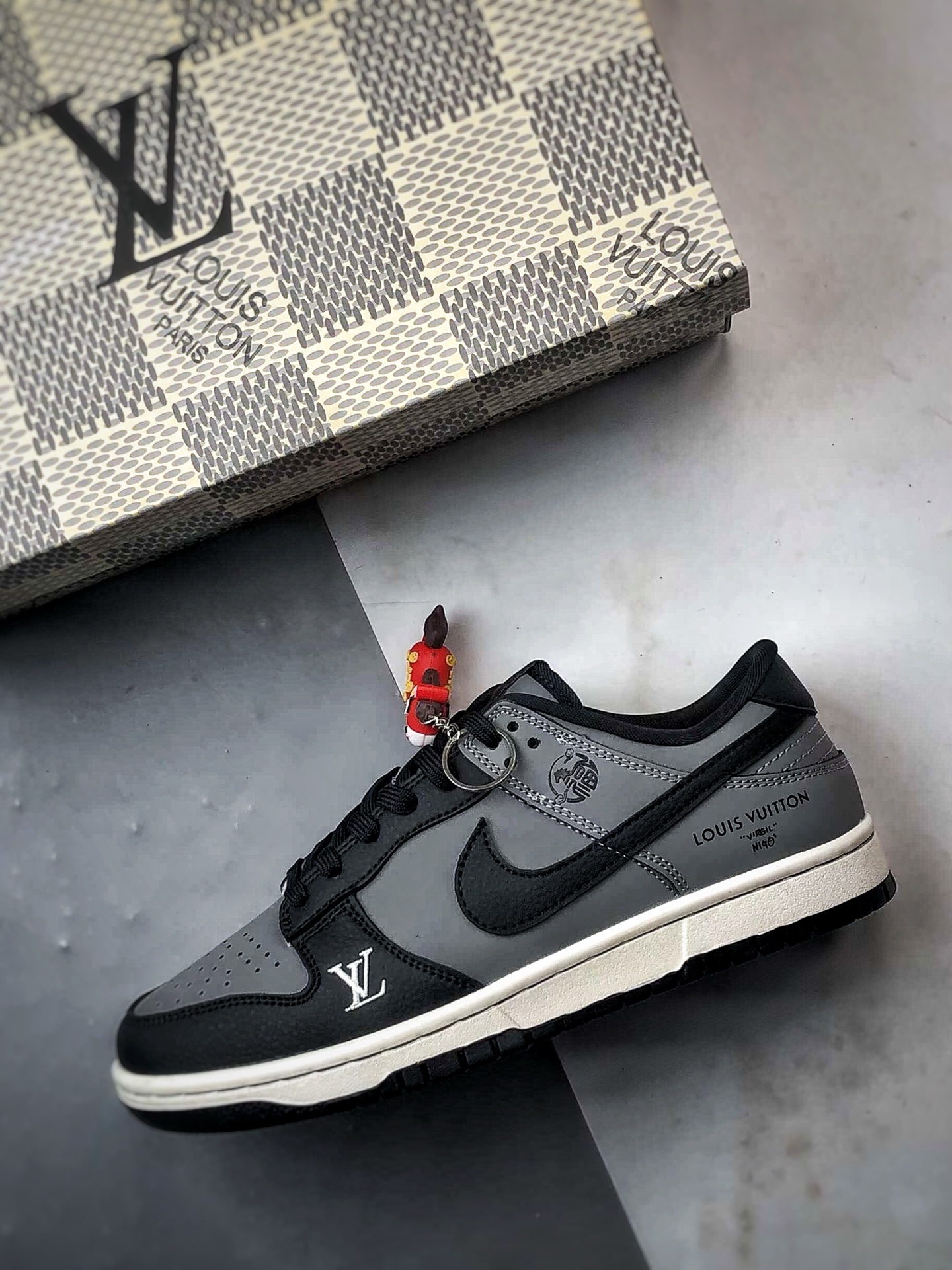 290 NK Dunk Low Retro ”DIY高端定制” LV马年深灰黑 低帮休闲运动板鞋 NH0601-481-Chinese UA Cheap High Quatity Brand Clothes Bags handbags Sneakers wholesale wholesaler seller from China Factory suppliers Fashion Clothing Shoes best Quality Beautiful Price 290 NK Dunk Low Retro ”DIY高端定制” LV马年深灰黑 低帮休闲运动板鞋 NH0601-481