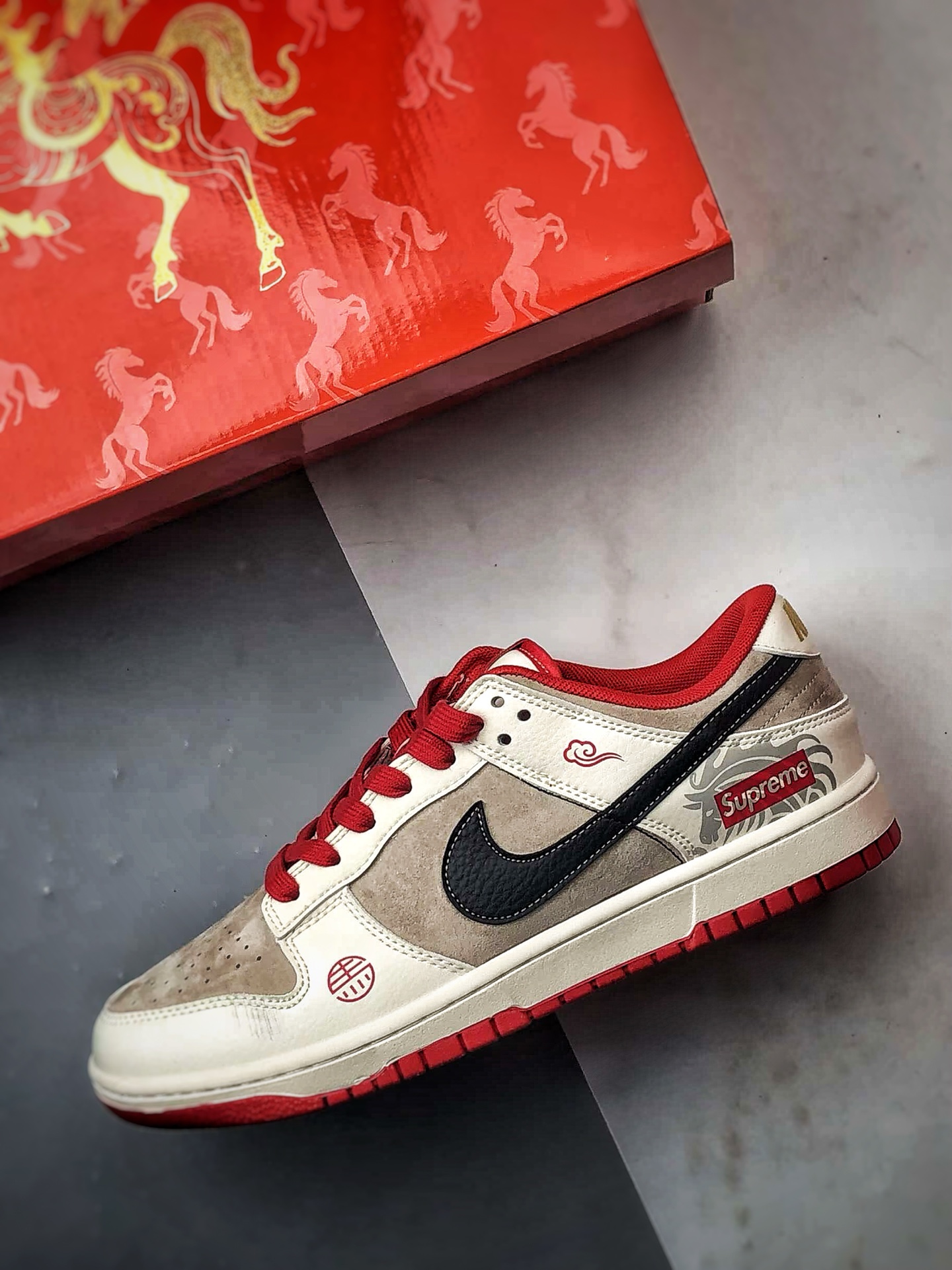 290 NK Dunk Low Retro ”DIY高端定制” Sup马年米棕红黑 低帮休闲运动板鞋 HG0026-006-Chinese UA Cheap High Quatity Brand Clothes Bags handbags Sneakers wholesale wholesaler seller from China Factory suppliers Fashion Clothing Shoes best Quality Beautiful Price 290 NK Dunk Low Retro ”DIY高端定制” Sup马年米棕红黑 低帮休闲运动板鞋 HG0026-006