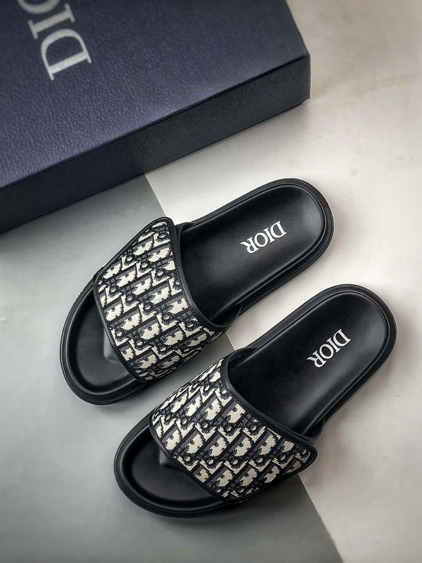 240 Dior迪奥 Alias系列 黑白 2026新品 圆头刺绣魔术贴拖鞋