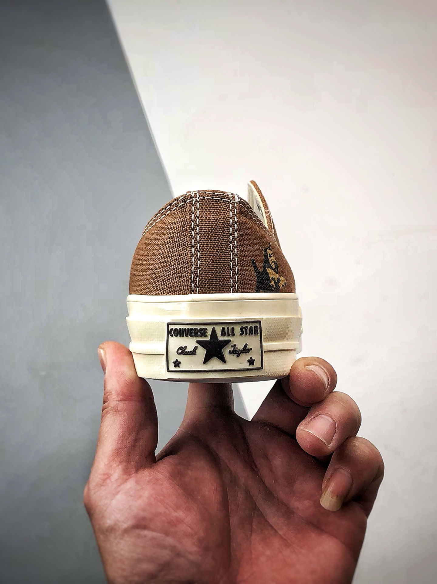 GOLF le FLEUR* x Converse Darryl Chuck 70 棕色 联名款柔软舒适薄底低帮休闲板鞋 A11675C-Top High Quatity Cheap Sneakers Fashion Clothing Clothes Bags handbags Shoes of all Brand wholesale With The best Quality And Beautiful Price from China Factory Chinese suppliers wholesaler seller GOLF le FLEUR* x Converse Darryl Chuck 70 棕色 联名款柔软舒适薄底低帮休闲板鞋 A11675C