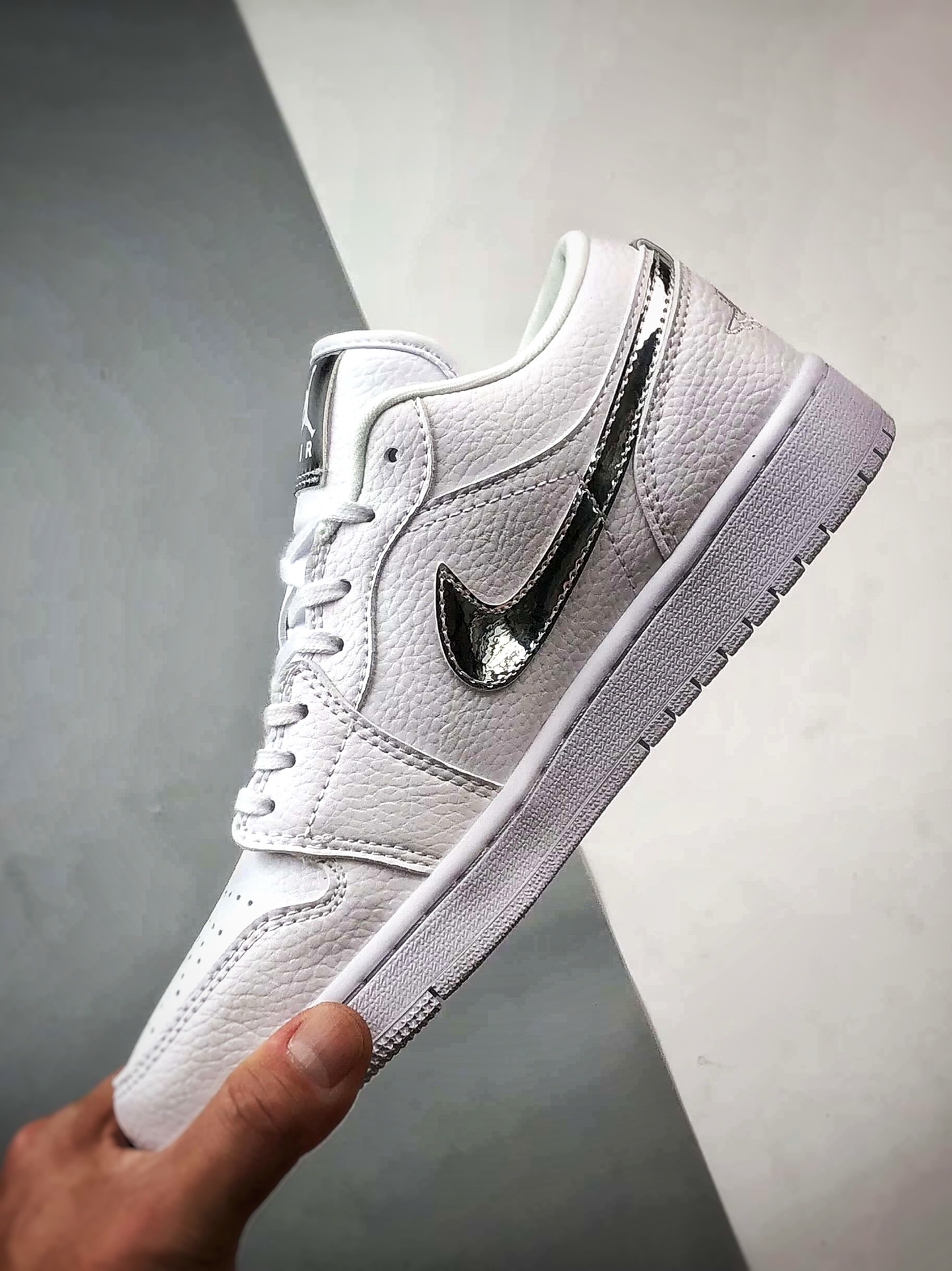 Air Jordan 1 Low 纯白银钩 IQ9381-100-Top High Quatity Cheap Sneakers Fashion Clothing Clothes Bags handbags Shoes of all Brand wholesale With The best Quality And Beautiful Price from China Factory Chinese suppliers wholesaler seller Air Jordan 1 Low 纯白银钩 IQ9381-100